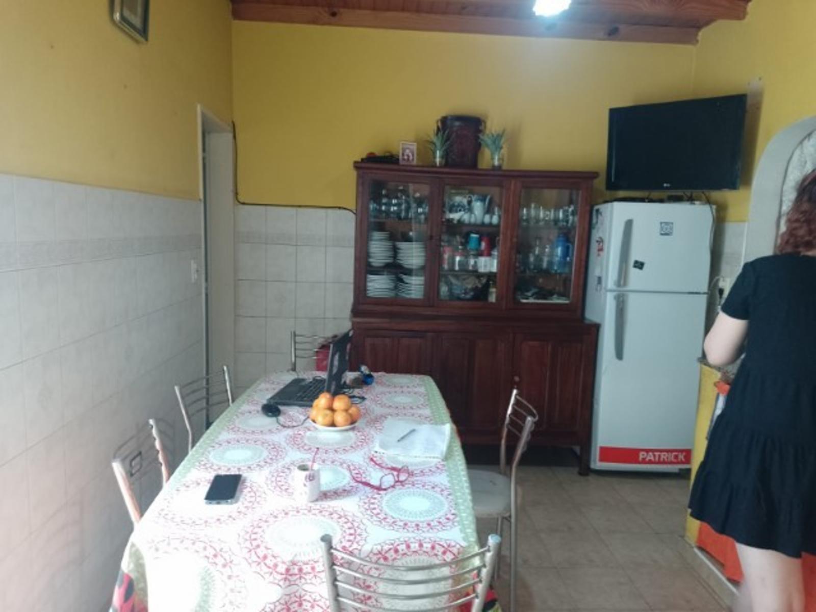 CASA CON 2 DORMITORIOS - COCINA - COMEDOR - BAÑO - JARDIN - LAVADERO -ENTRADA DE AUTO - PATIO - UN DEPARTAMENTO AL FONDO : 1 DORMOTORIO - COCINA COMEDOR - BAÑO - PATIO- DEPOSITO . — foto 5