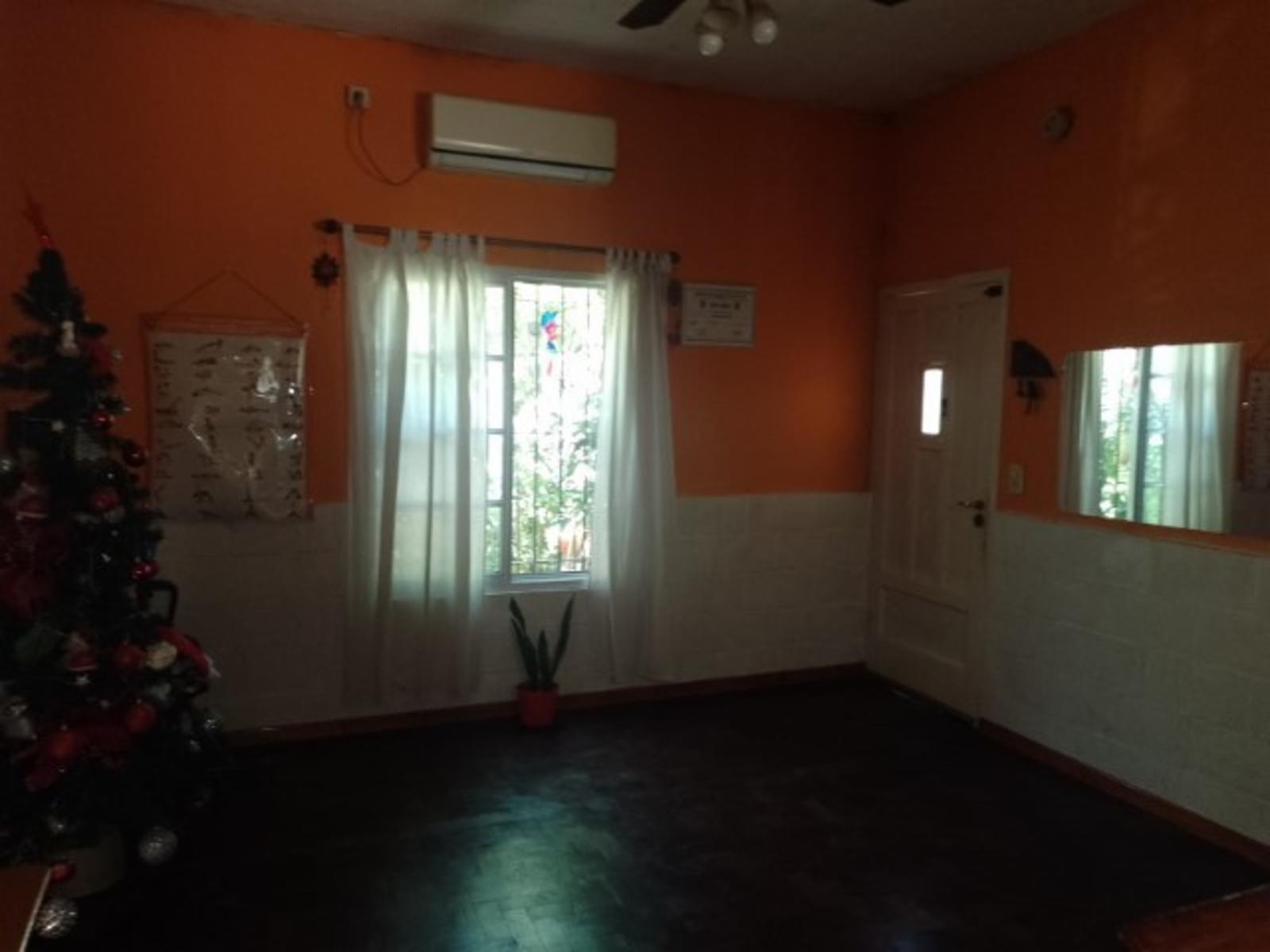 CASA CON 2 DORMITORIOS - COCINA - COMEDOR - BAÑO - JARDIN - LAVADERO -ENTRADA DE AUTO - PATIO - UN DEPARTAMENTO AL FONDO : 1 DORMOTORIO - COCINA COMEDOR - BAÑO - PATIO- DEPOSITO . — foto 6