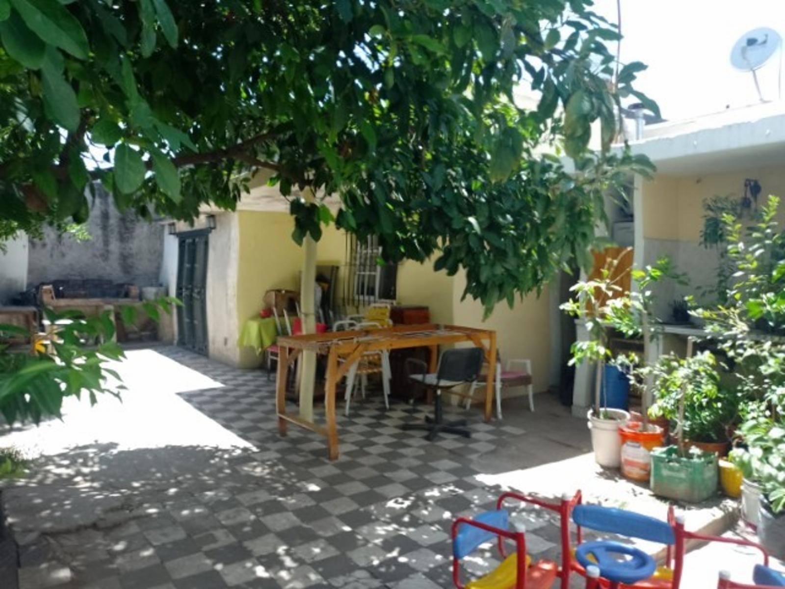 CASA CON 2 DORMITORIOS - COCINA - COMEDOR - BAÑO - JARDIN - LAVADERO -ENTRADA DE AUTO - PATIO - UN DEPARTAMENTO AL FONDO : 1 DORMOTORIO - COCINA COMEDOR - BAÑO - PATIO- DEPOSITO . — foto 7