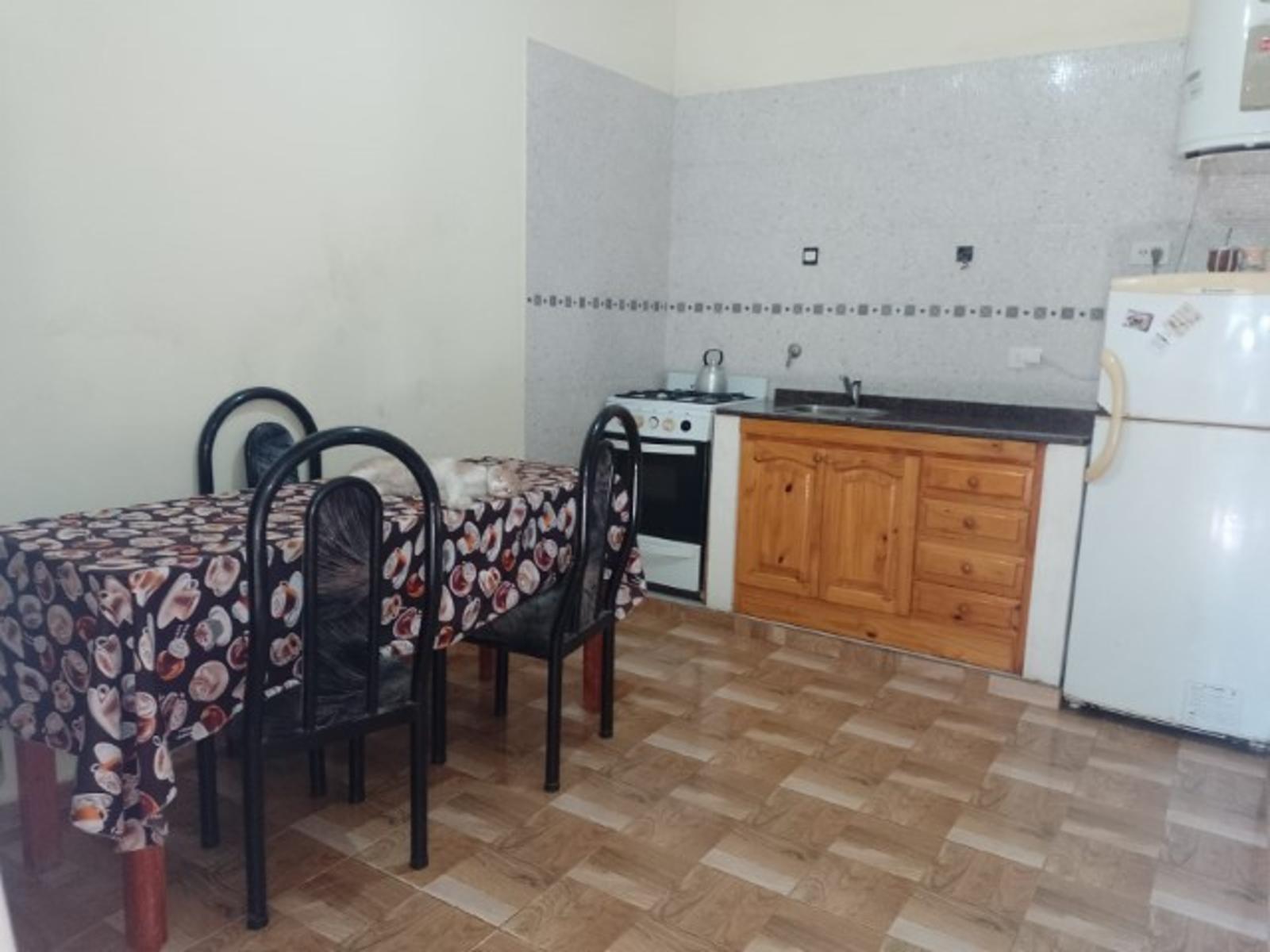 CASA CON 2 DORMITORIOS - COCINA - COMEDOR - BAÑO - JARDIN - LAVADERO -ENTRADA DE AUTO - PATIO - UN DEPARTAMENTO AL FONDO : 1 DORMOTORIO - COCINA COMEDOR - BAÑO - PATIO- DEPOSITO . — foto 10