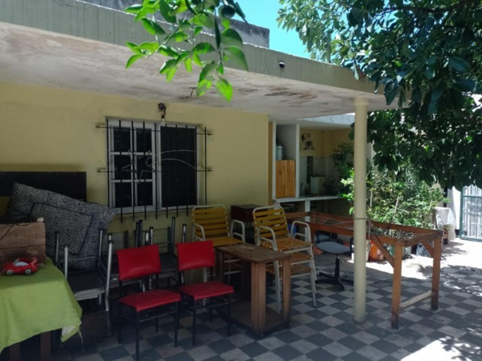 CASA CON 2 DORMITORIOS - COCINA - COMEDOR - BAÑO - JARDIN - LAVADERO -ENTRADA DE AUTO - PATIO - UN DEPARTAMENTO AL FONDO : 1 DORMOTORIO - COCINA COMEDOR - BAÑO - PATIO- DEPOSITO . — foto 12