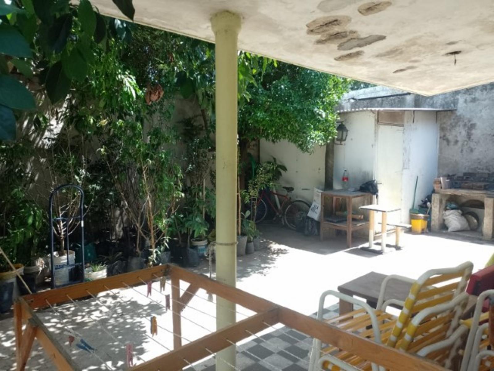 CASA CON 2 DORMITORIOS - COCINA - COMEDOR - BAÑO - JARDIN - LAVADERO -ENTRADA DE AUTO - PATIO - UN DEPARTAMENTO AL FONDO : 1 DORMOTORIO - COCINA COMEDOR - BAÑO - PATIO- DEPOSITO . — foto 14