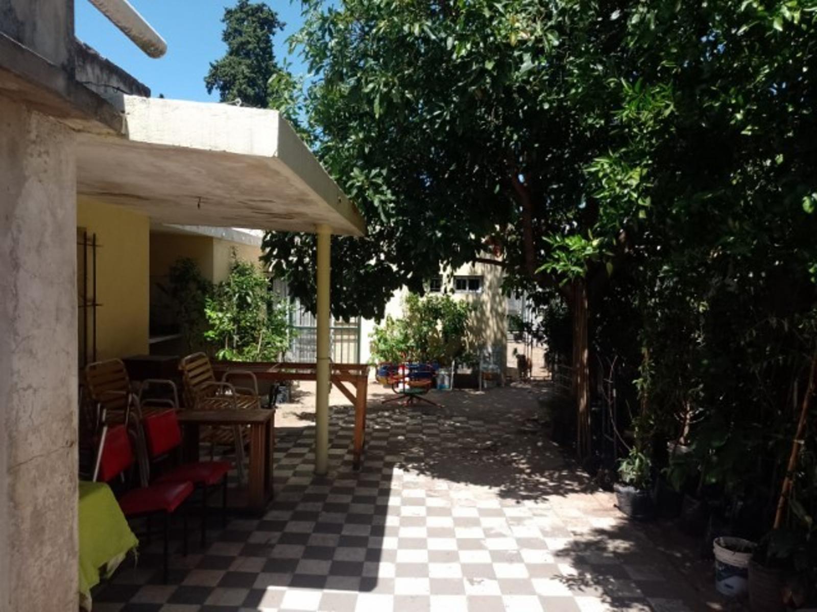 CASA CON 2 DORMITORIOS - COCINA - COMEDOR - BAÑO - JARDIN - LAVADERO -ENTRADA DE AUTO - PATIO - UN DEPARTAMENTO AL FONDO : 1 DORMOTORIO - COCINA COMEDOR - BAÑO - PATIO- DEPOSITO . — foto 15