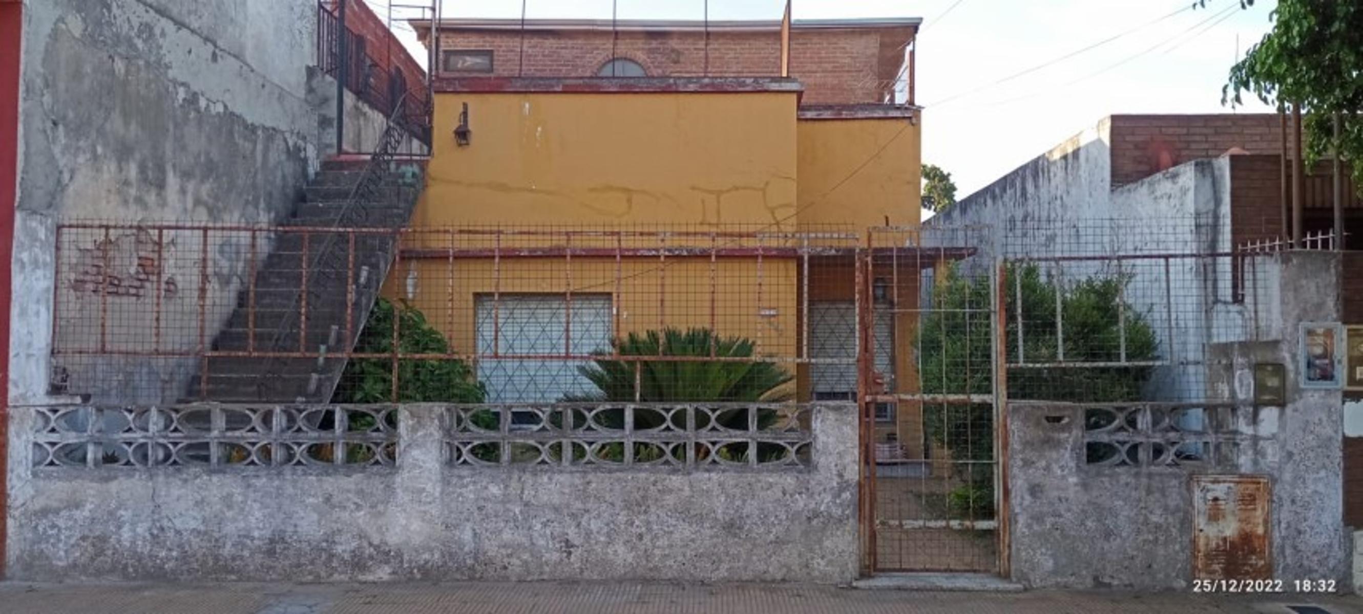 CASA CON DEPTO EN PLANTA ALTA A REFACCIONAR, A METROS DE AV SARRATEA, BUENA UBICACION.