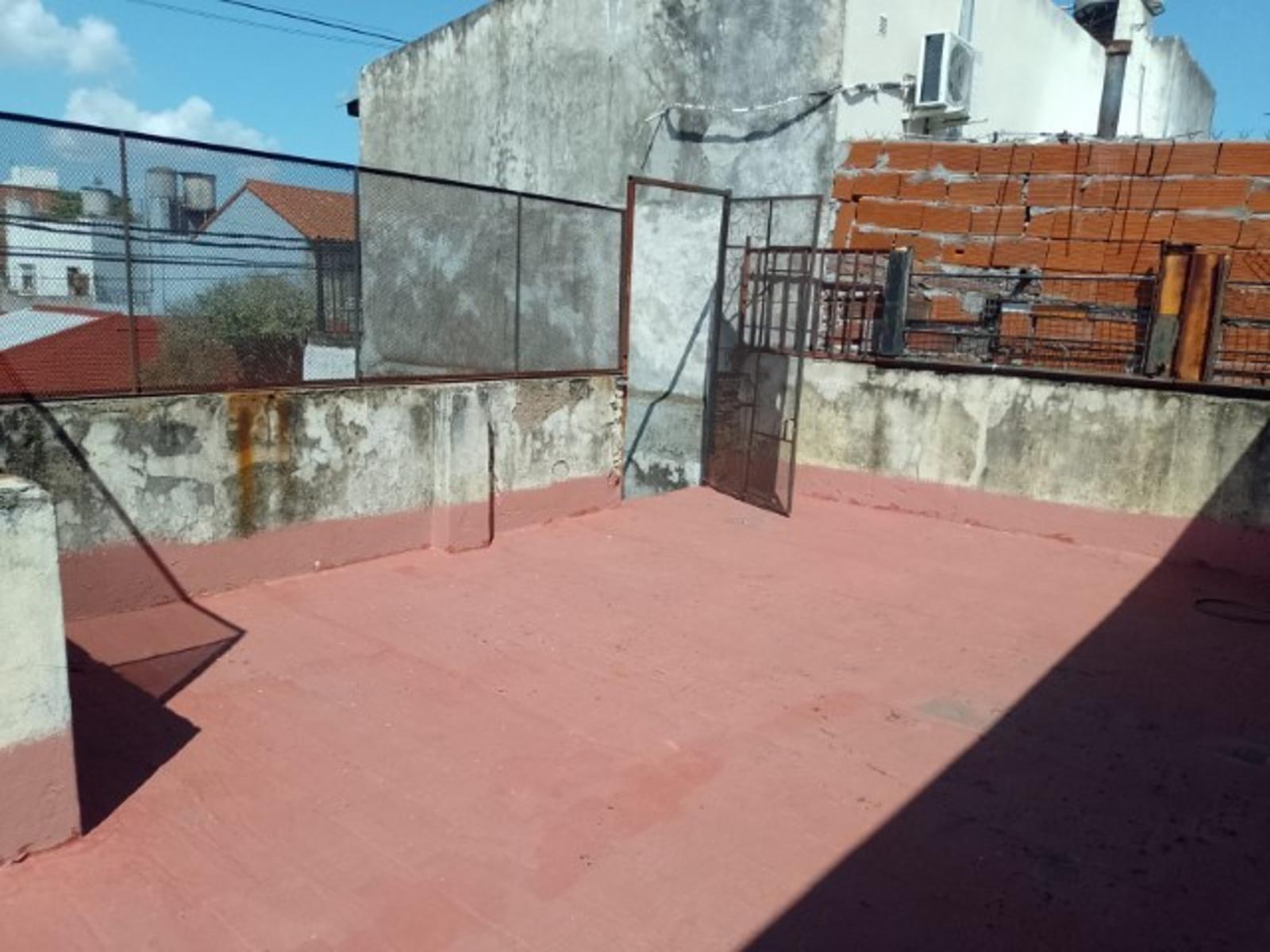 CASA CON DEPTO EN PLANTA ALTA A REFACCIONAR, A METROS DE AV SARRATEA, BUENA UBICACION. — foto 2