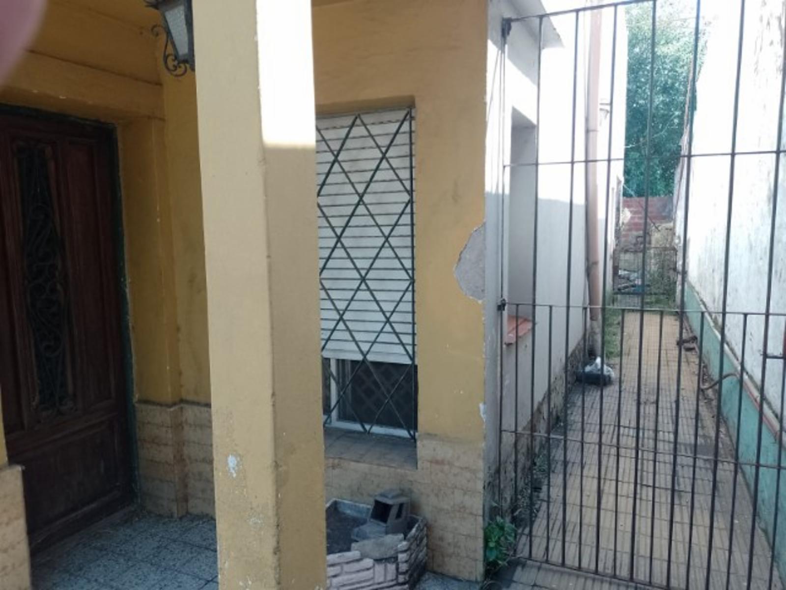 CASA CON DEPTO EN PLANTA ALTA A REFACCIONAR, A METROS DE AV SARRATEA, BUENA UBICACION. — foto 3