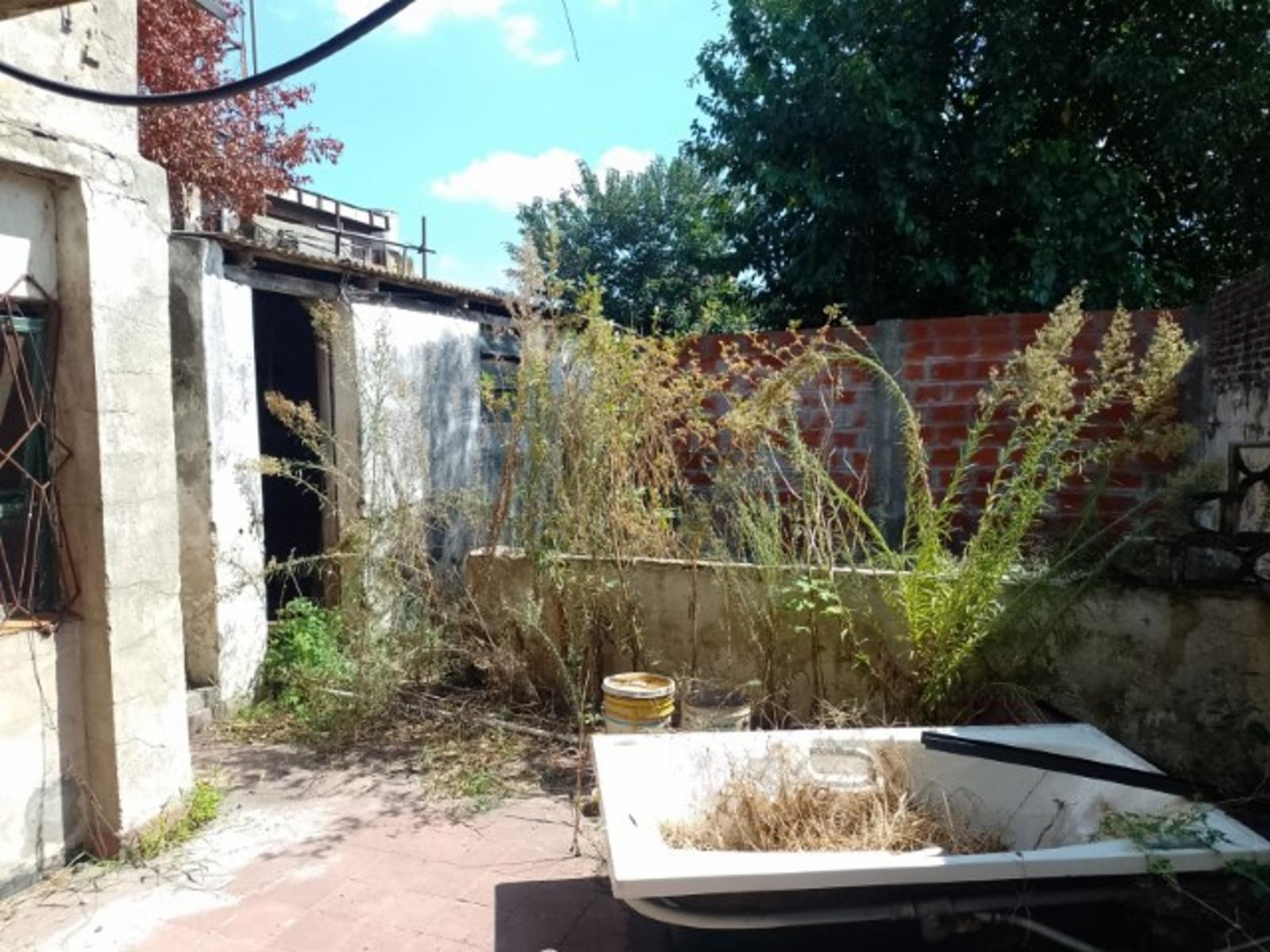 CASA CON DEPTO EN PLANTA ALTA A REFACCIONAR, A METROS DE AV SARRATEA, BUENA UBICACION. — foto 4