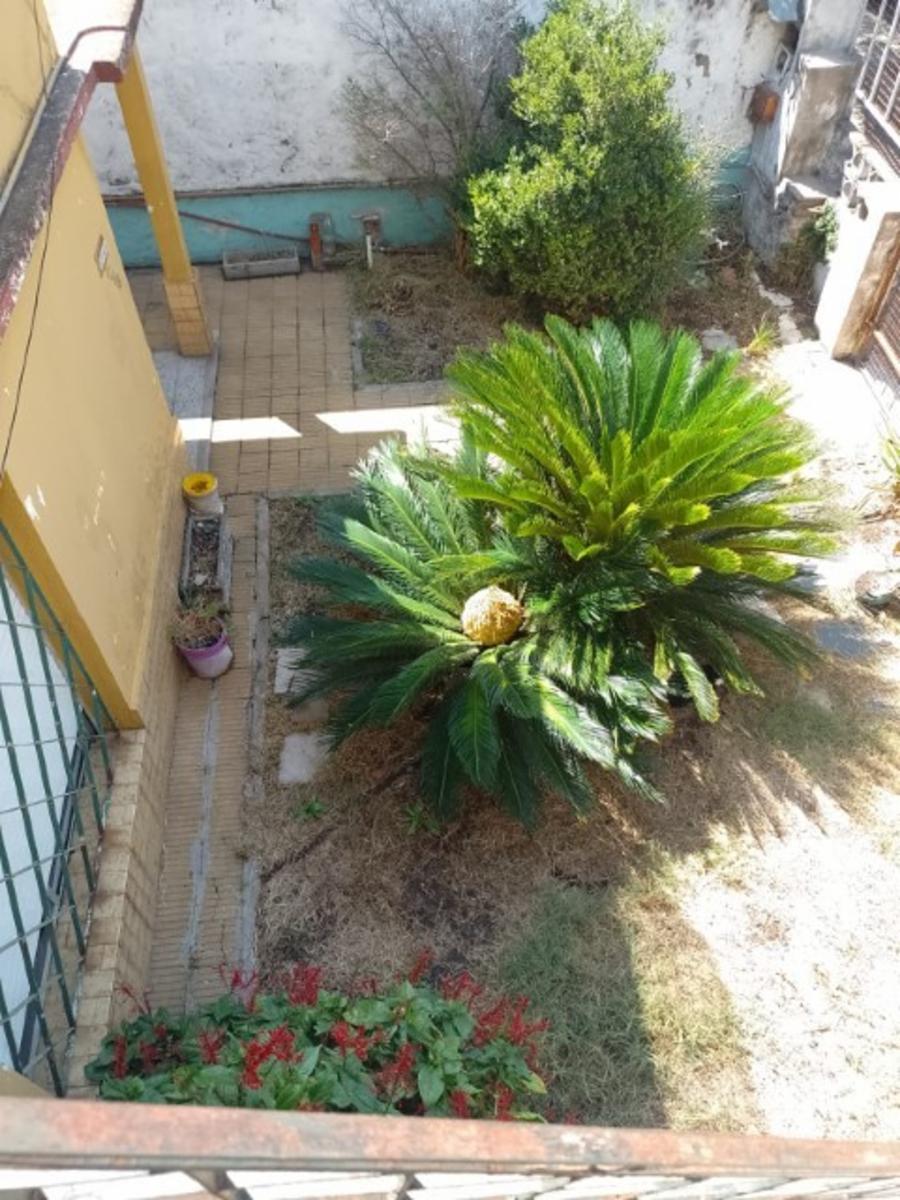 CASA CON DEPTO EN PLANTA ALTA A REFACCIONAR, A METROS DE AV SARRATEA, BUENA UBICACION. — foto 5