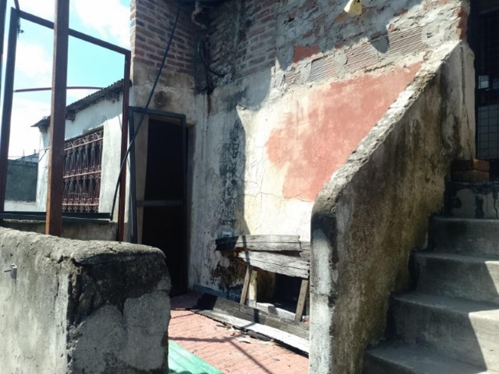 CASA CON DEPTO EN PLANTA ALTA A REFACCIONAR, A METROS DE AV SARRATEA, BUENA UBICACION. — foto 6