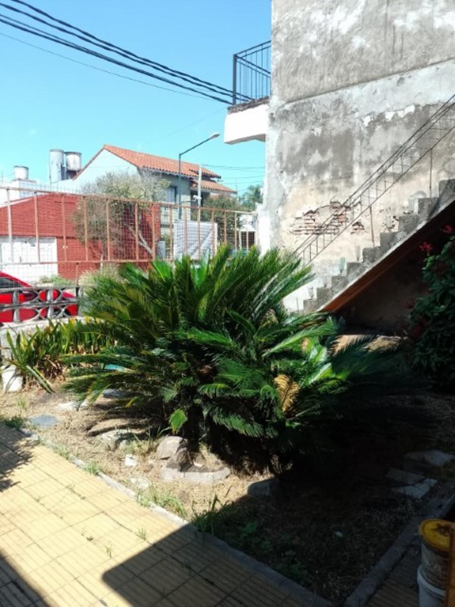 CASA CON DEPTO EN PLANTA ALTA A REFACCIONAR, A METROS DE AV SARRATEA, BUENA UBICACION. — foto 9