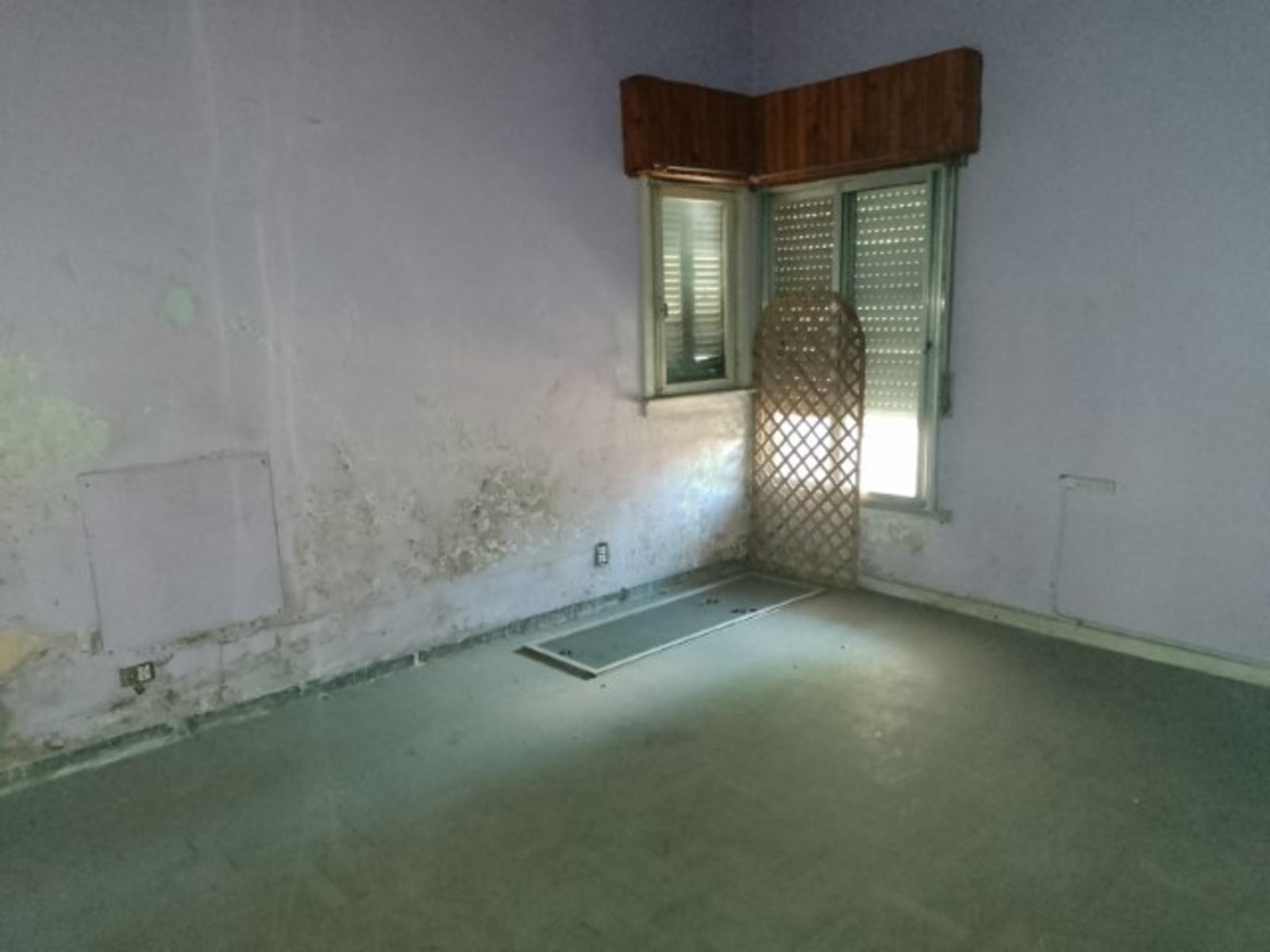 CASA CON DEPTO EN PLANTA ALTA A REFACCIONAR, A METROS DE AV SARRATEA, BUENA UBICACION. — foto 13