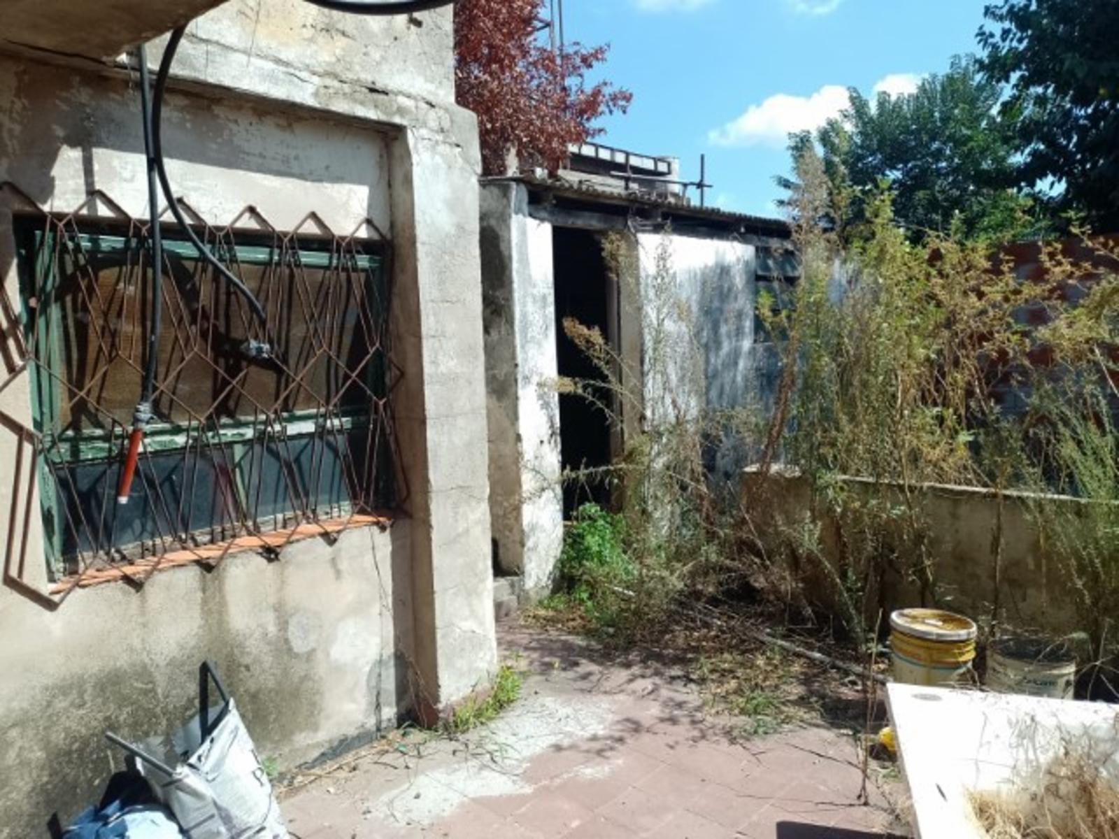 CASA CON DEPTO EN PLANTA ALTA A REFACCIONAR, A METROS DE AV SARRATEA, BUENA UBICACION. — foto 15