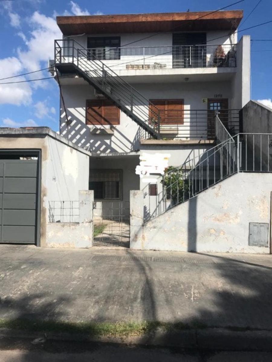 ph al frente de 3 ambientes con patio.