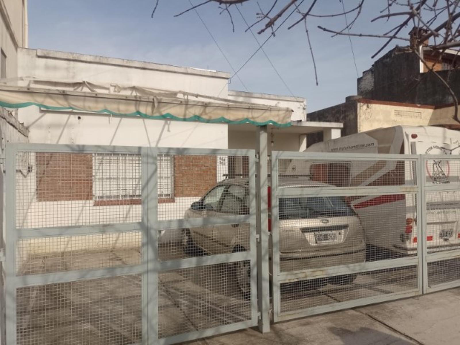 CASA DE DOS AMBIENTES CON ENTRADA DE AUTO.