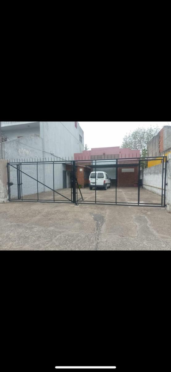 Galpon a una cuadra de Av. Sarratea.