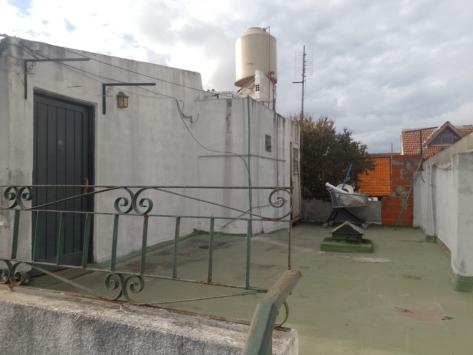 UNA CASA Y DOS DEPARTAMENTOS