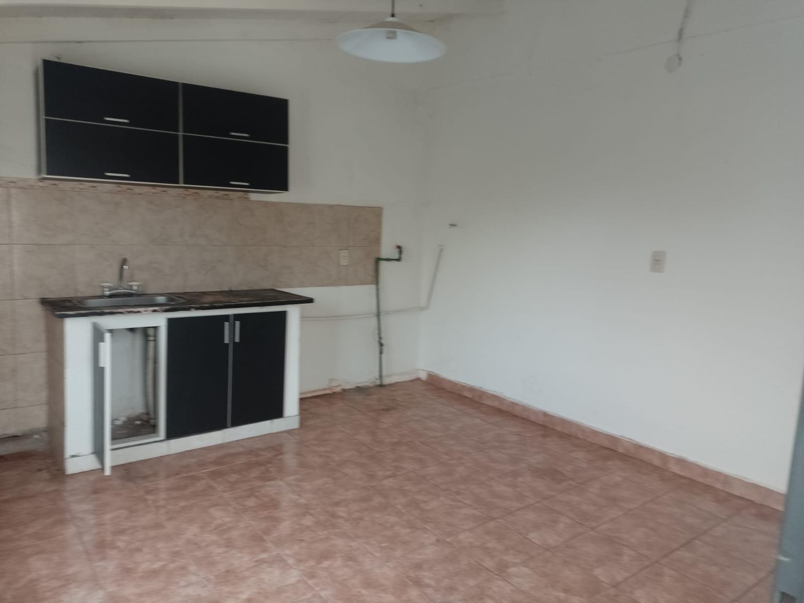 UNA CASA Y DOS DEPARTAMENTOS — foto 3