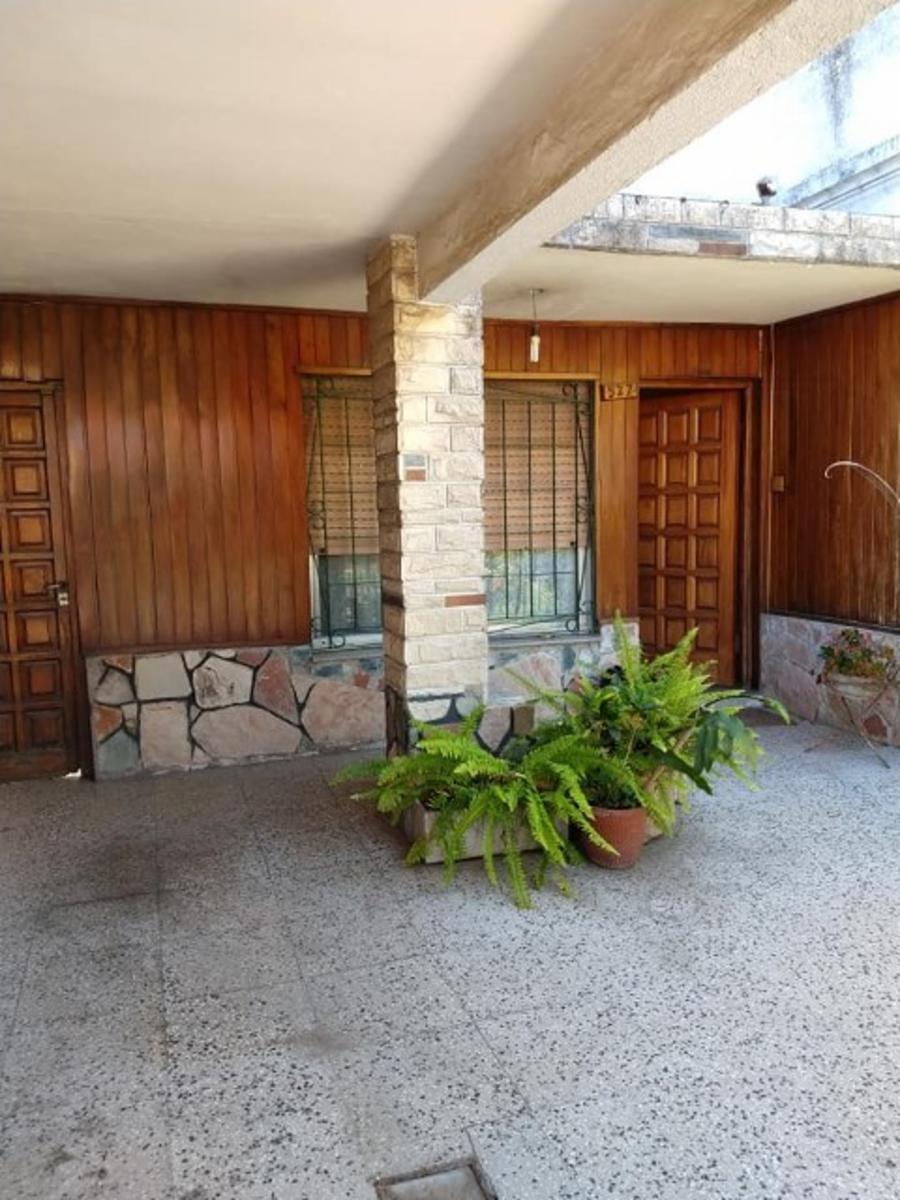 UNA CASA Y DOS DEPARTAMENTOS — foto 13