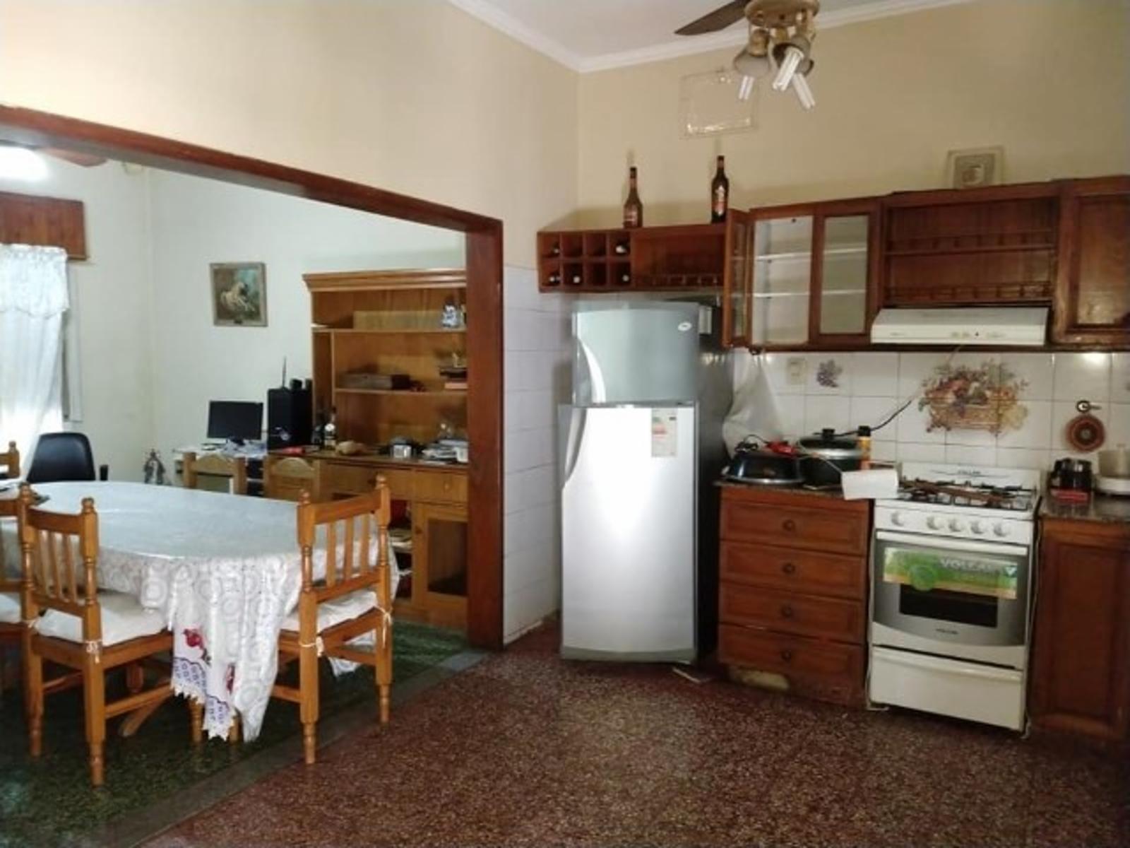 UNA CASA Y DOS DEPARTAMENTOS — foto 14