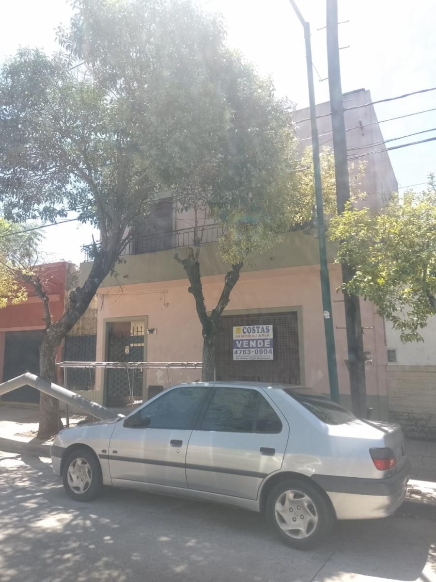 CASA DE TRES AMBIENTES A DOS CUADRAS DE AV ROLON.