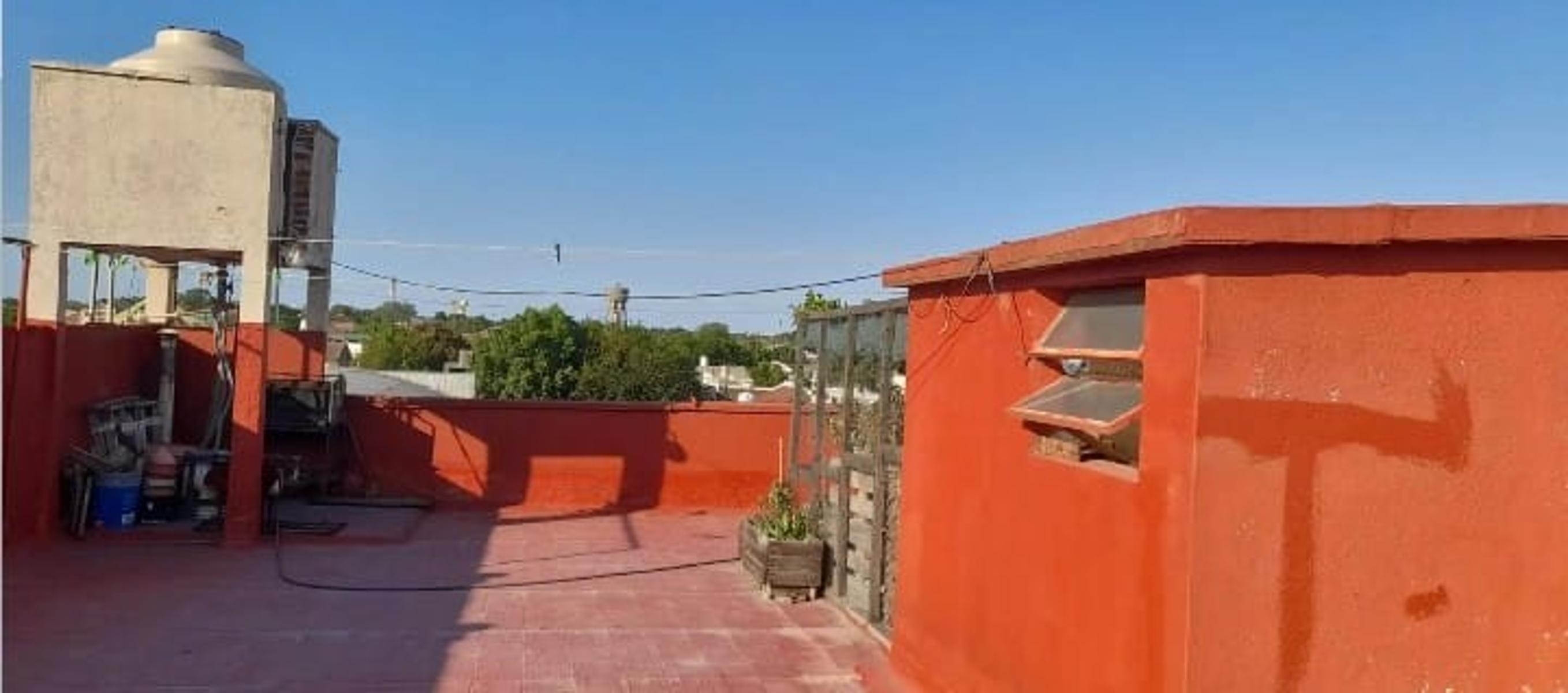 EXCELENTE EDIFICIO CON 2 VIVIENDA EN PLANTA BAJA POSEE AMPLIO LOCAL PARA POSIBLE COCHERA.