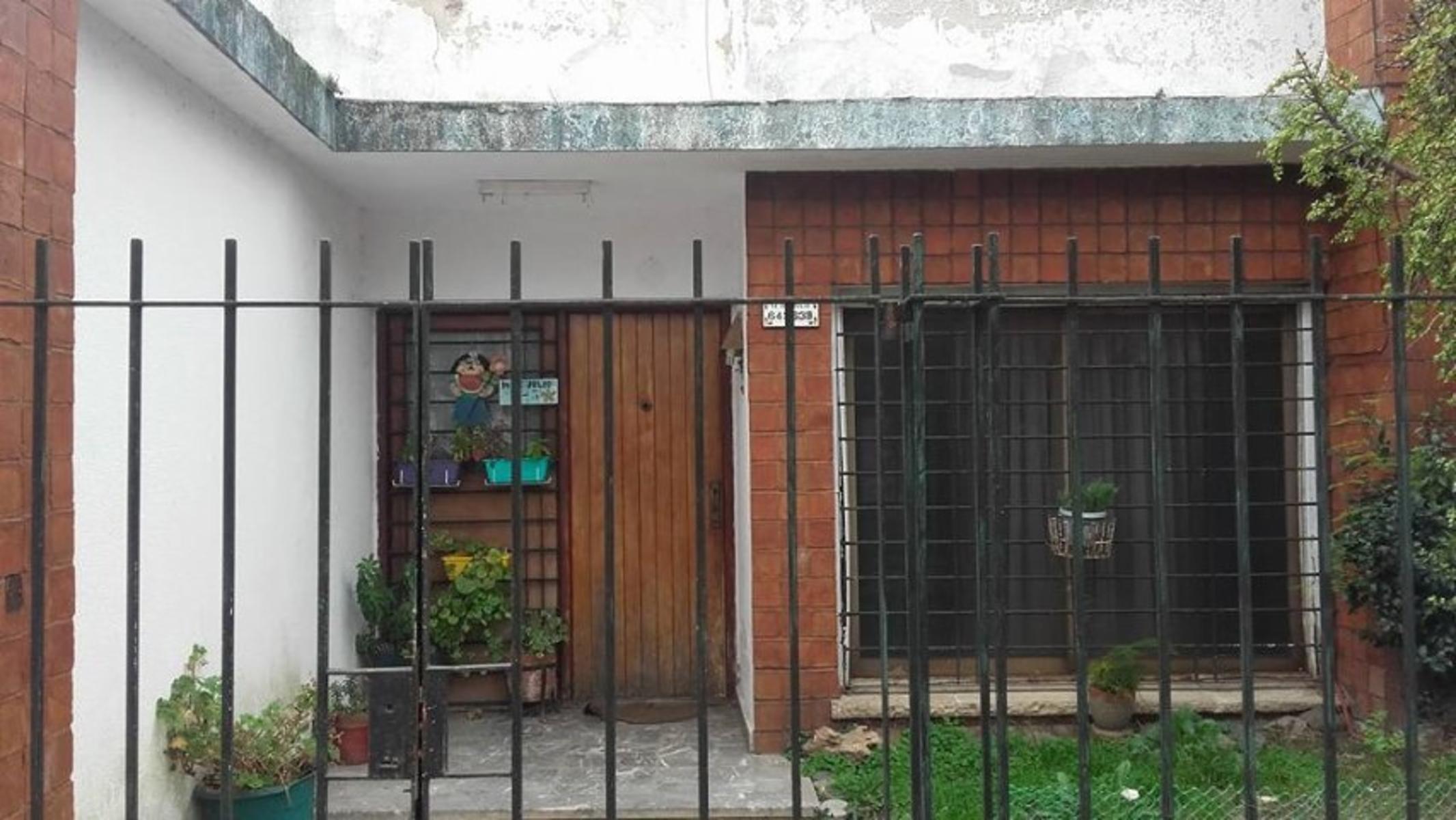CASA DE 3 AMBIENTES CON PARQUE AL FONDO Y PILETA.