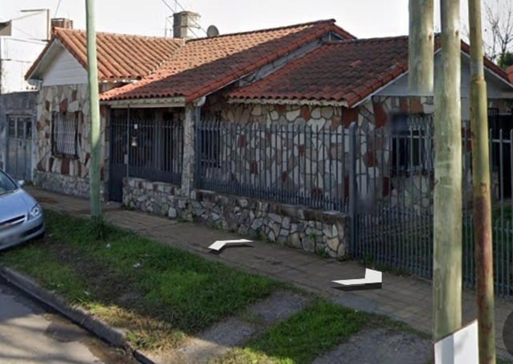 CASA DE 4 AMBIENTES CON PATIO