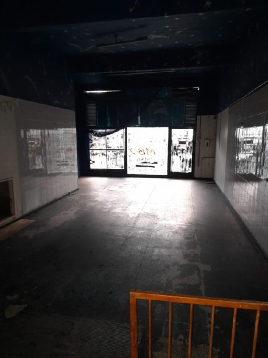 UN LOCAL SOBRE AVENIDA ADER CON 2 BAÑOS - FONDO LIBRE DE 192 MTS2 ( TEL 4763-0904 / CELU 15- 2633-1160) — foto 3