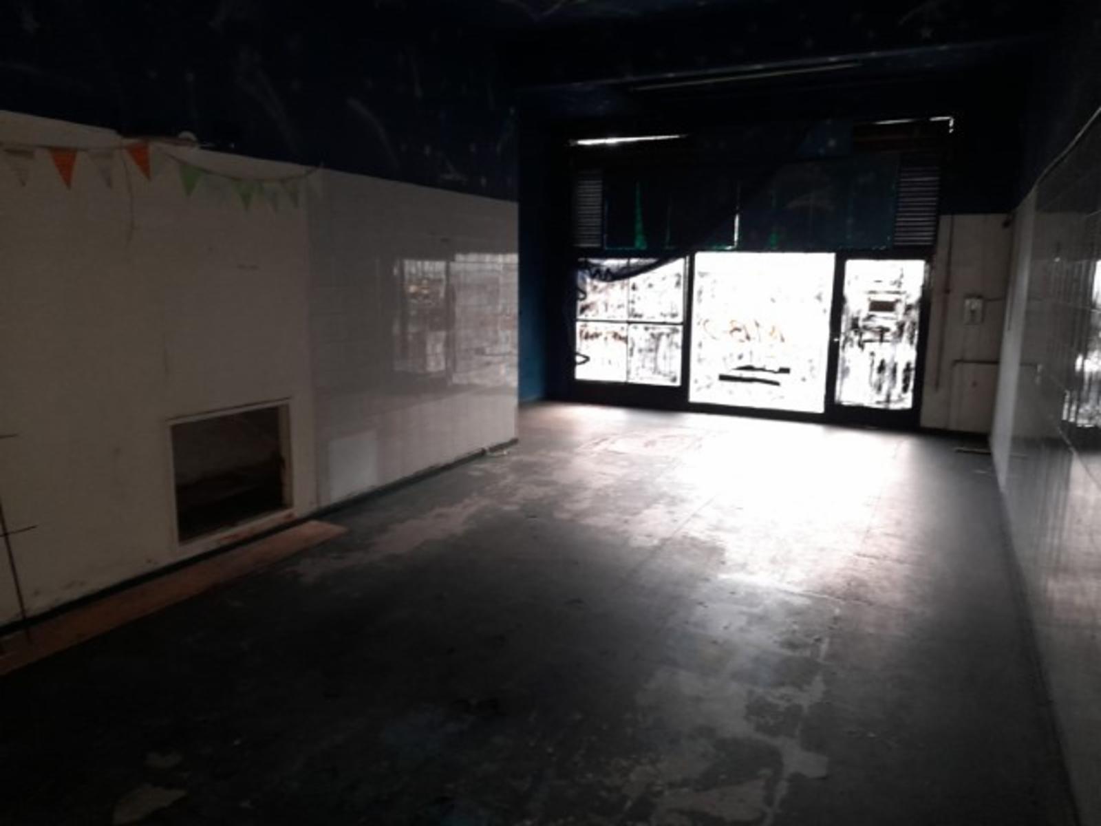 UN LOCAL SOBRE AVENIDA ADER CON 2 BAÑOS - FONDO LIBRE DE 192 MTS2 ( TEL 4763-0904 / CELU 15- 2633-1160) — foto 4