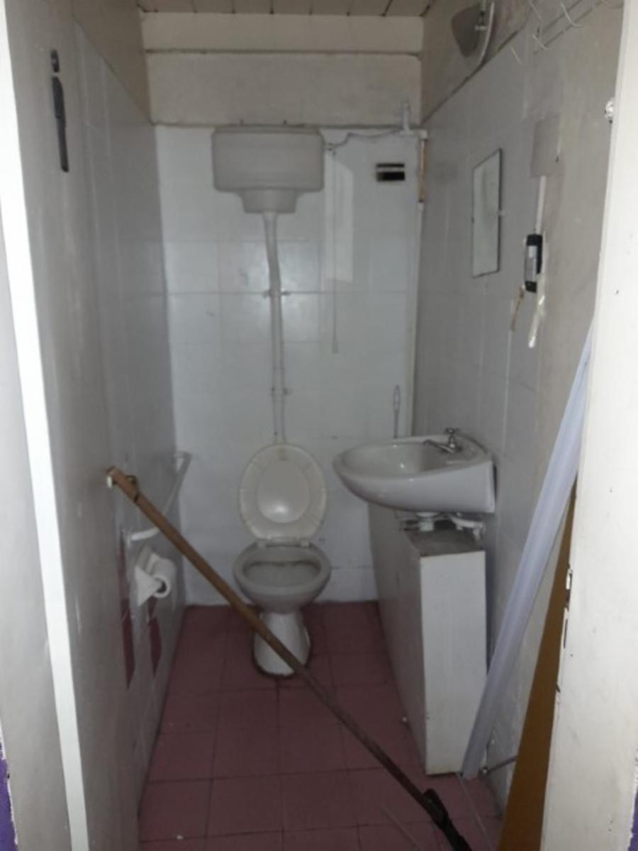 UN LOCAL SOBRE AVENIDA ADER CON 2 BAÑOS - FONDO LIBRE DE 192 MTS2 ( TEL 4763-0904 / CELU 15- 2633-1160) — foto 6