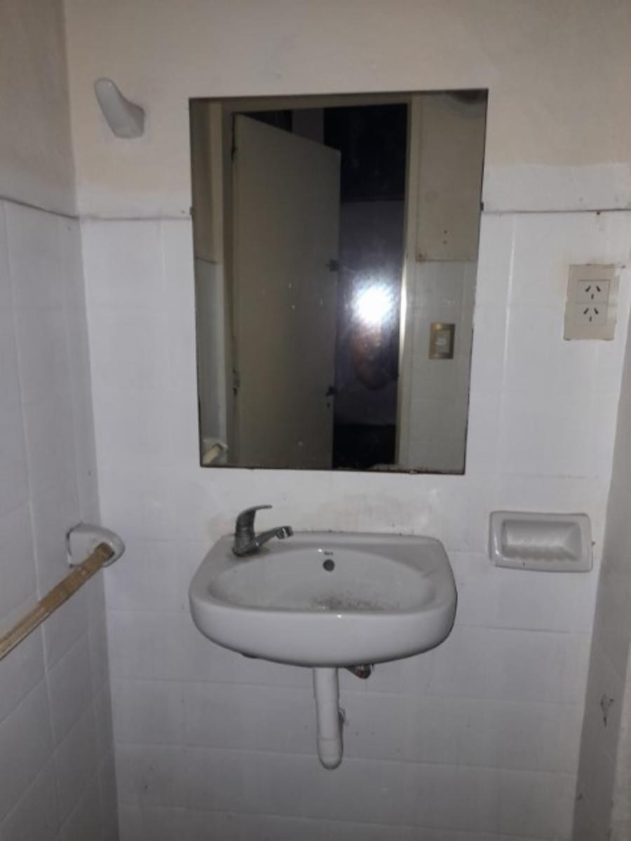 UN LOCAL SOBRE AVENIDA ADER CON 2 BAÑOS - FONDO LIBRE DE 192 MTS2 ( TEL 4763-0904 / CELU 15- 2633-1160) — foto 7