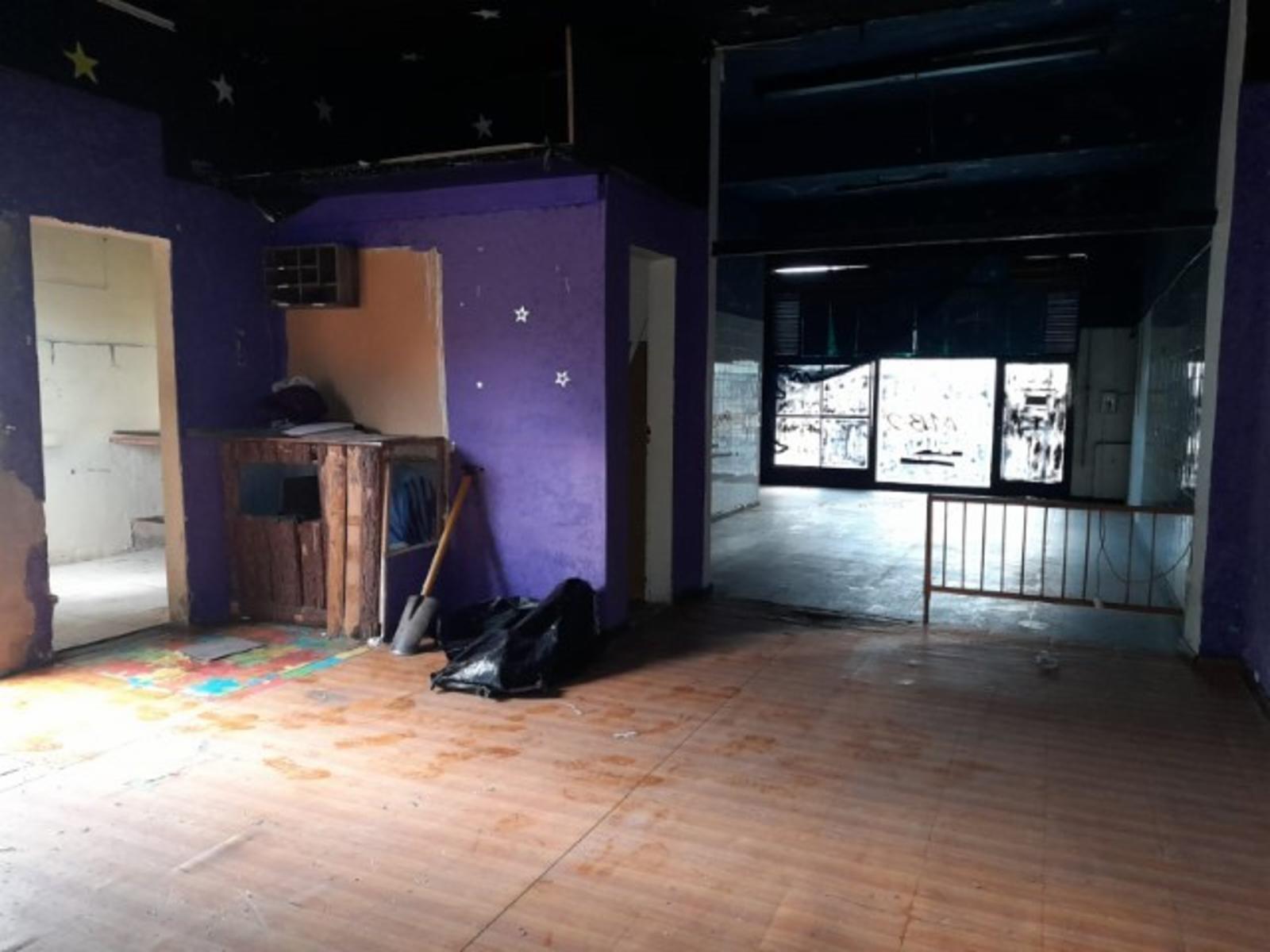 UN LOCAL SOBRE AVENIDA ADER CON 2 BAÑOS - FONDO LIBRE DE 192 MTS2 ( TEL 4763-0904 / CELU 15- 2633-1160) — foto 11