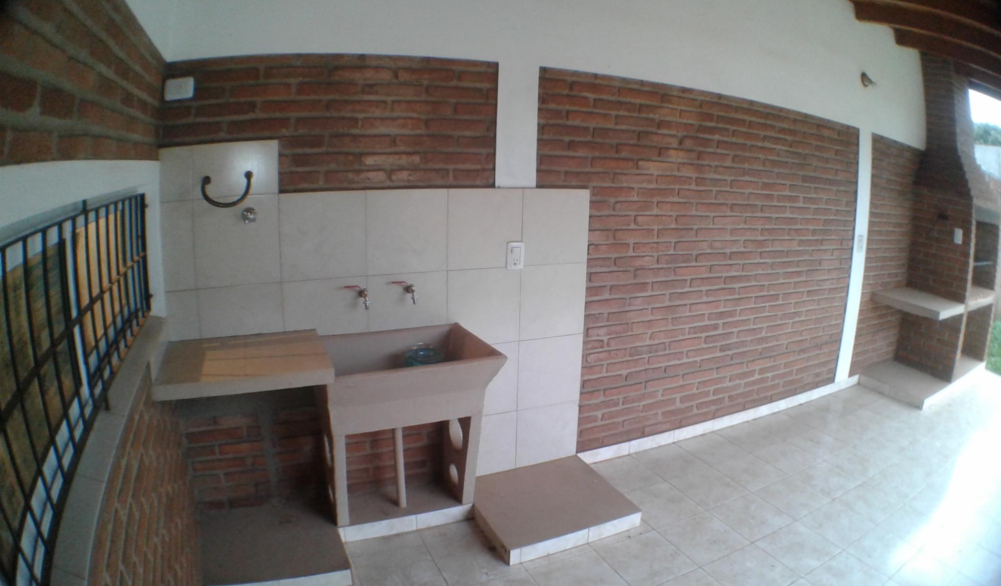CASA DE 3 DORMITORIOS SOBRE CALLE 111 DE POSADAS. MUY PRÁCTICA POR SUS CARACTERÍSTICAS.