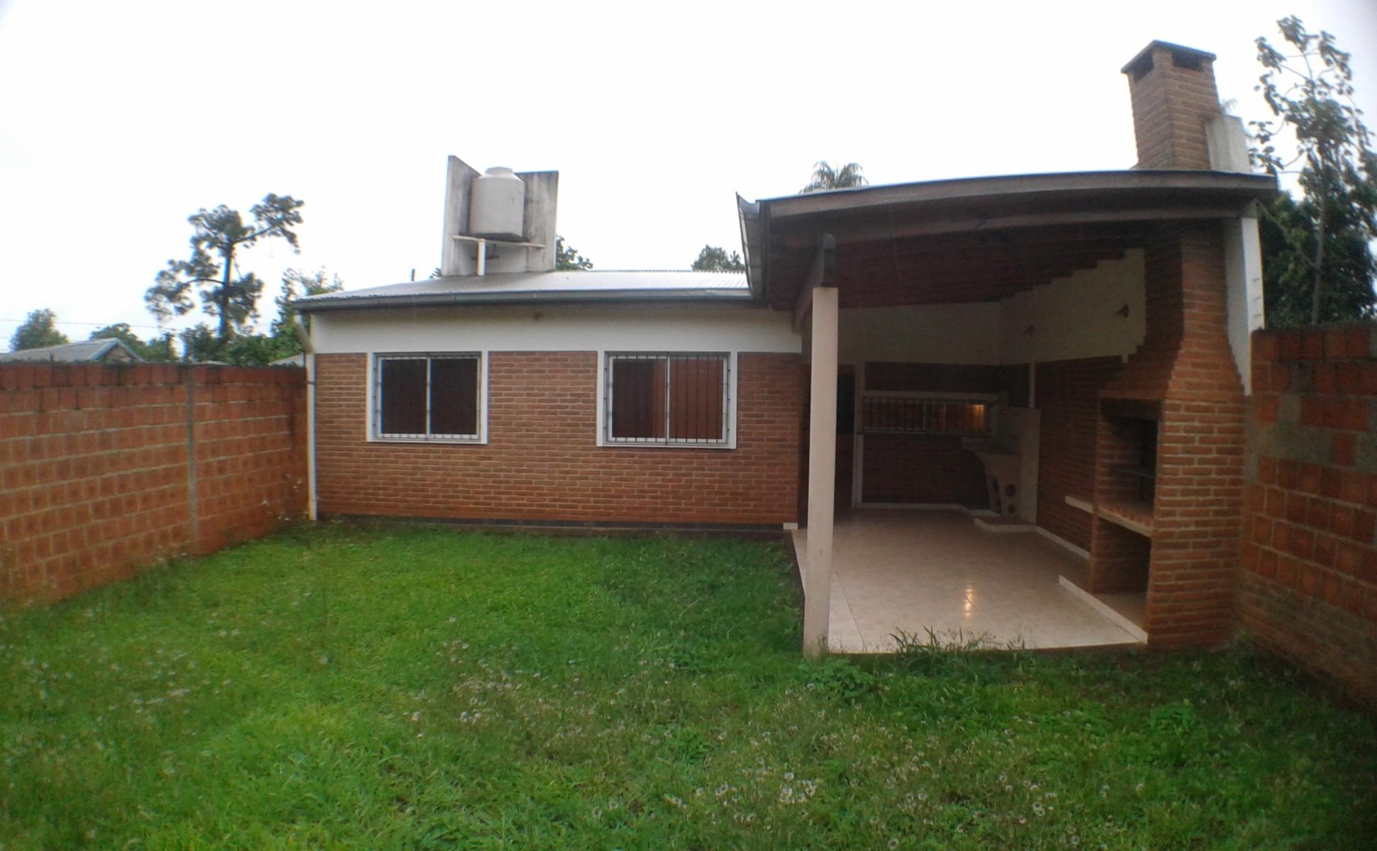 CASA DE 3 DORMITORIOS SOBRE CALLE 111 DE POSADAS. MUY PRÁCTICA POR SUS CARACTERÍSTICAS. — foto 2