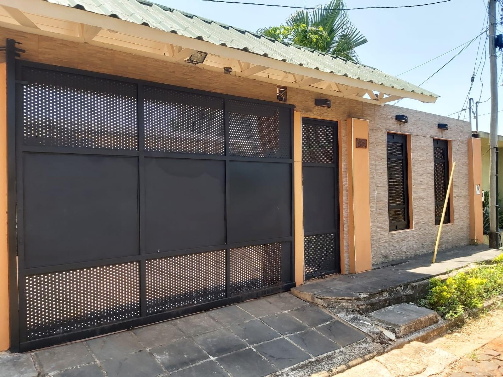 PRECIOSA CASA EN VENTA DE 3 DORMITORIOS CON QUINCHO, PARRILLA Y PILETA.