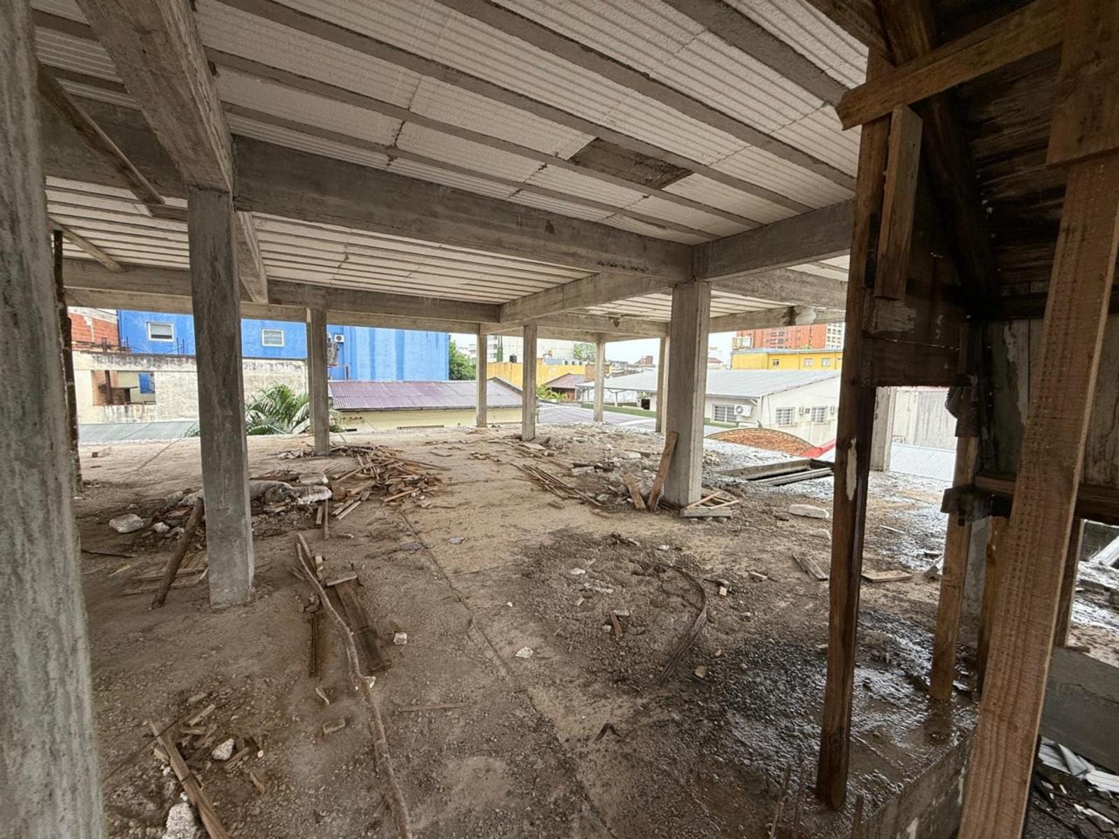 PROPIEDAD A LA VENTA CON LOCAL, VIVIENDAS Y ESTRUCTURA DE DOS PLANTAS A TERMINAR.... PLENO CENTRO IMPERDIBLE - 3