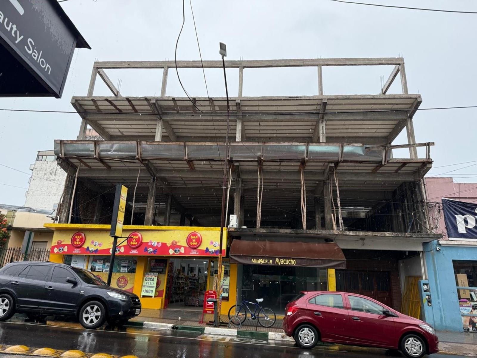 PROPIEDAD A LA VENTA CON LOCAL, VIVIENDAS Y ESTRUCTURA DE DOS PLANTAS A TERMINAR.... PLENO CENTRO IMPERDIBLE - 4