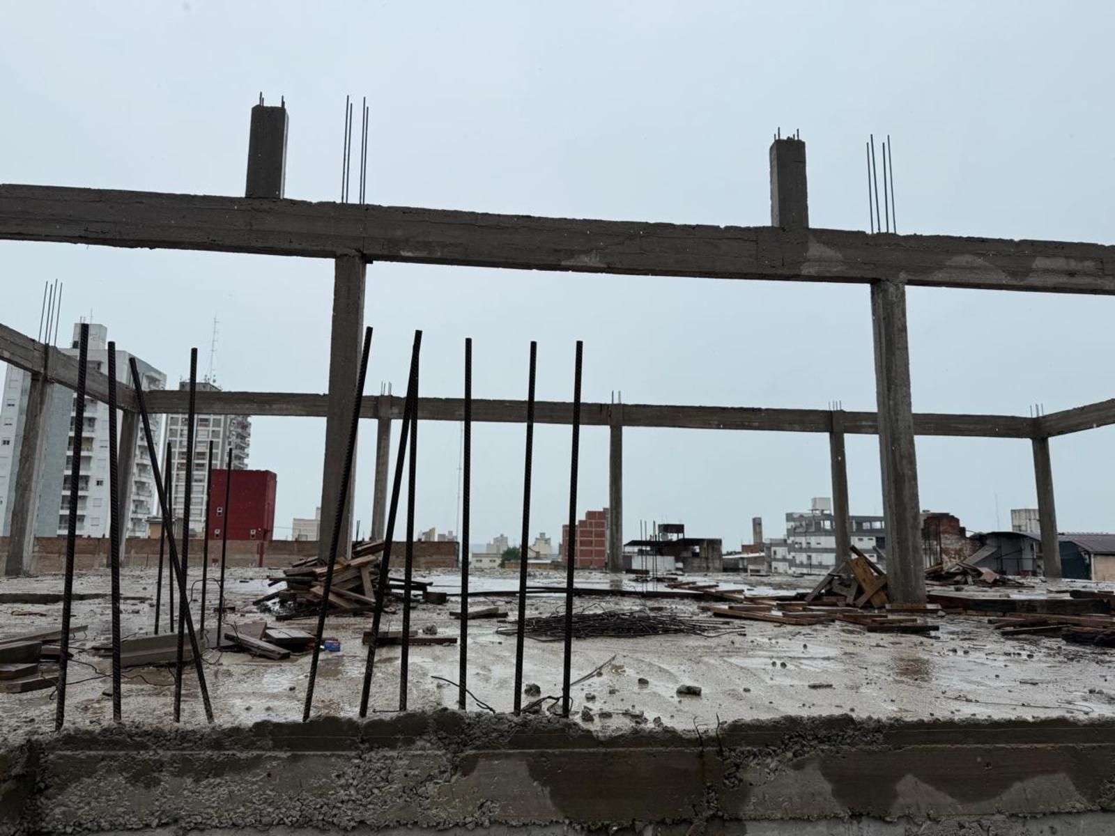 PROPIEDAD A LA VENTA CON LOCAL, VIVIENDAS Y ESTRUCTURA DE DOS PLANTAS A TERMINAR.... PLENO CENTRO IMPERDIBLE - 5