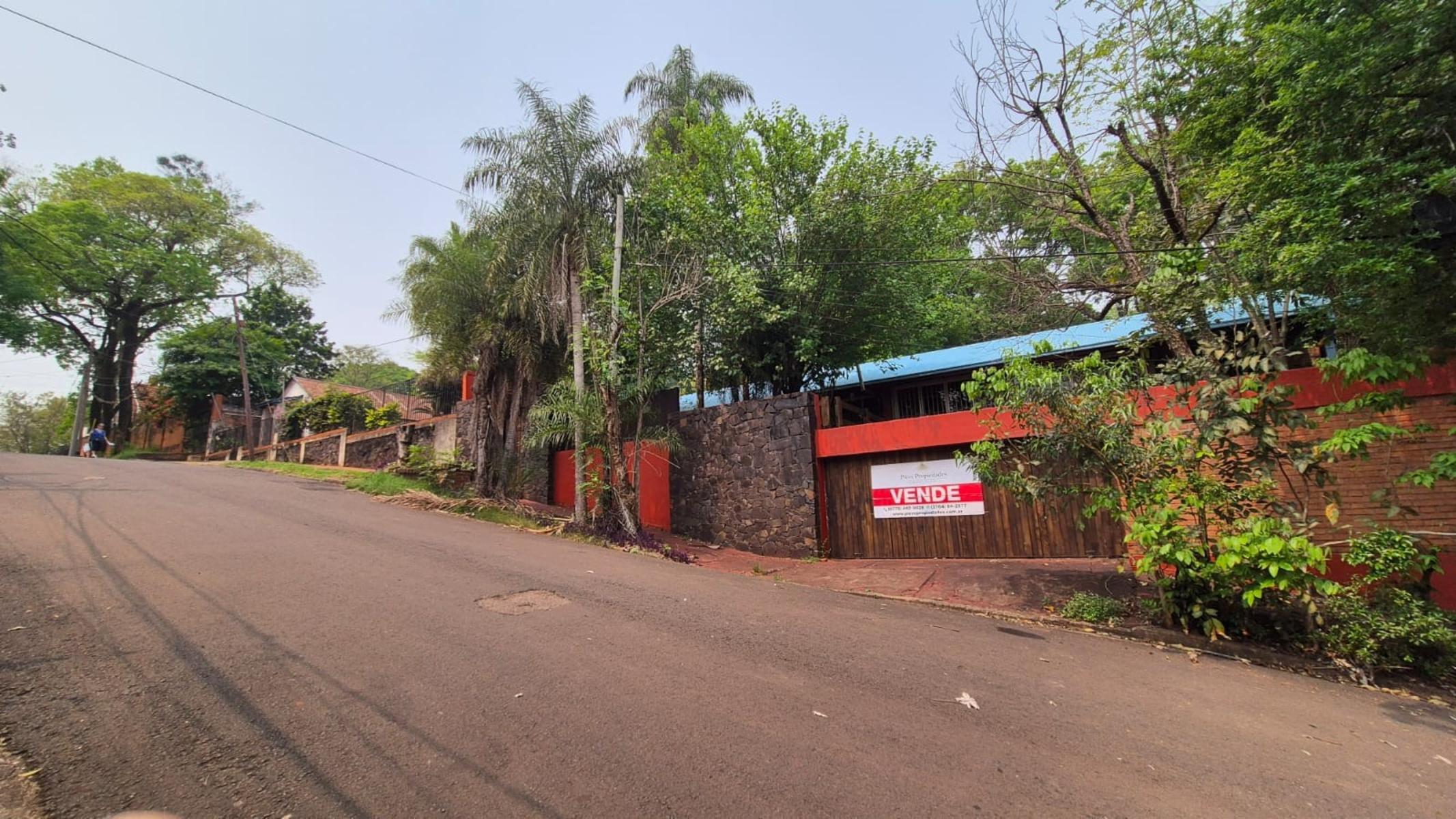 EXCLUSIVA CASA EN VENTA SOBRE CALLE BRASIL A PASOS DE LA COSTANERA DE LA CIUDAD.