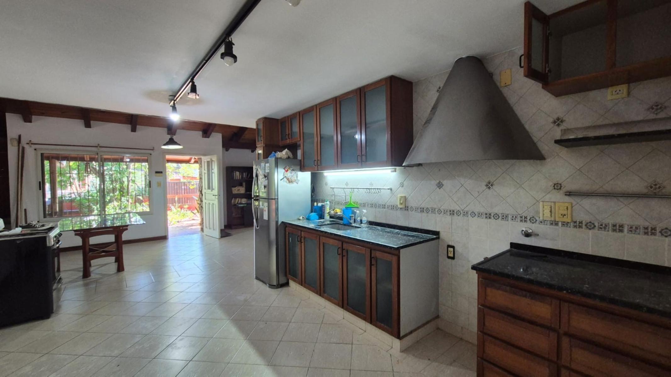 EXCLUSIVA CASA EN VENTA SOBRE CALLE BRASIL A PASOS DE LA COSTANERA DE LA CIUDAD. — foto 2