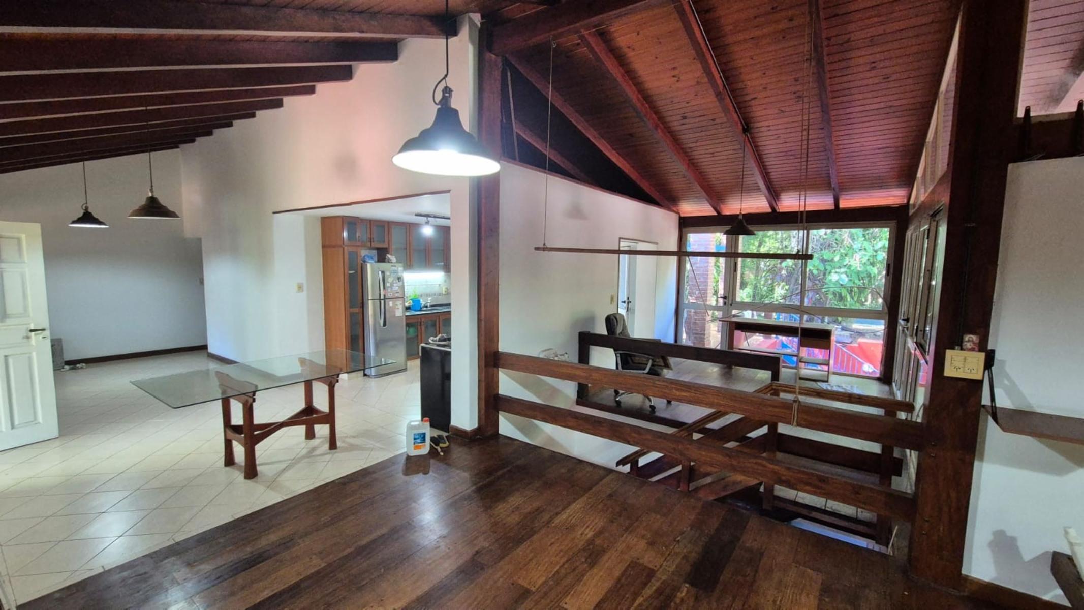 EXCLUSIVA CASA EN VENTA SOBRE CALLE BRASIL A PASOS DE LA COSTANERA DE LA CIUDAD. — foto 4