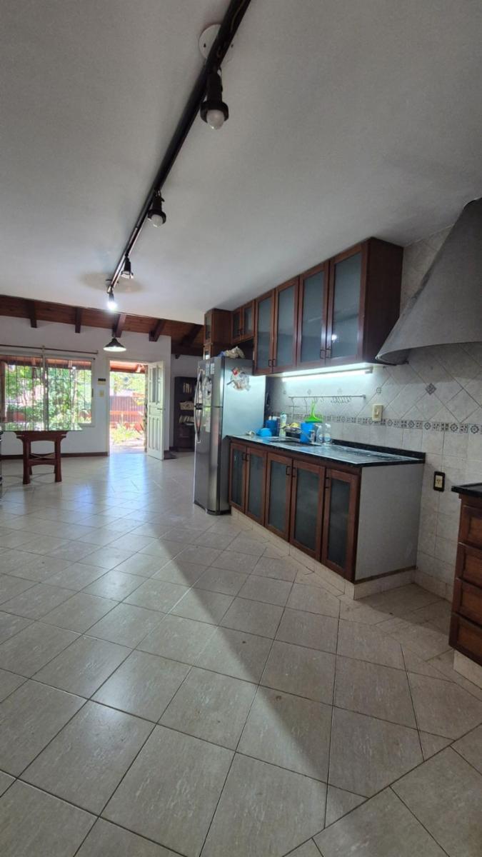 EXCLUSIVA CASA EN VENTA SOBRE CALLE BRASIL A PASOS DE LA COSTANERA DE LA CIUDAD. — foto 5