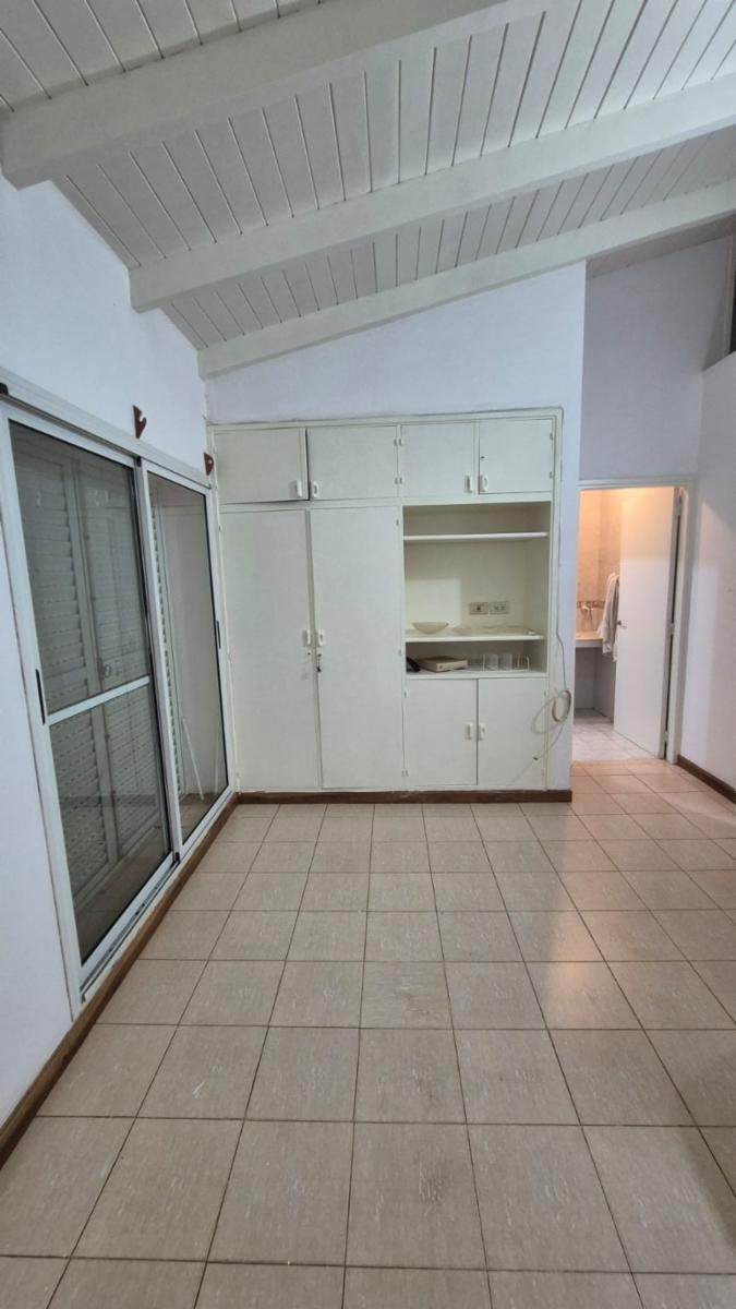 EXCLUSIVA CASA EN VENTA SOBRE CALLE BRASIL A PASOS DE LA COSTANERA DE LA CIUDAD. — foto 7