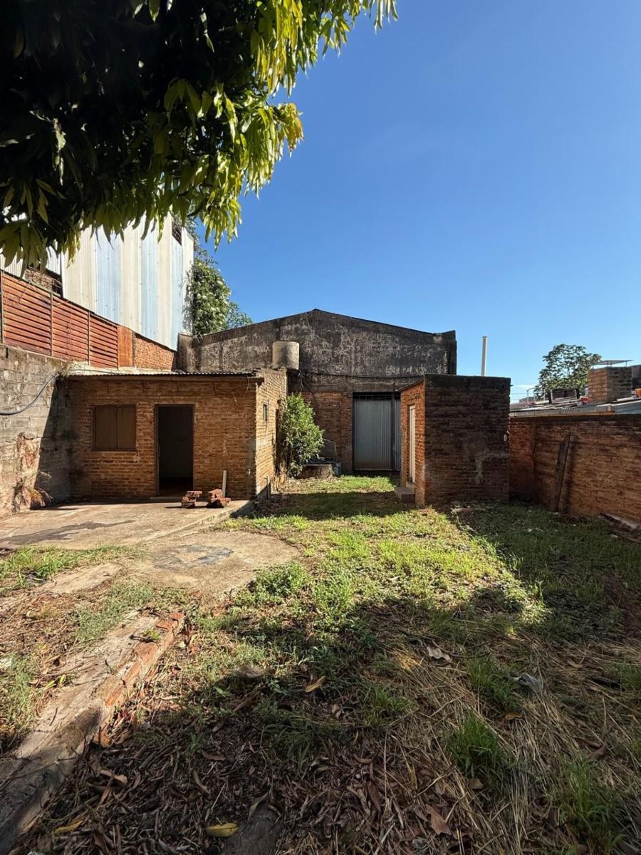 AMPLIA PROPIEDAD EN VENTA A PASOS DE AV.LAVALLE - GALPÓN DE 300M2 APROX . - 2