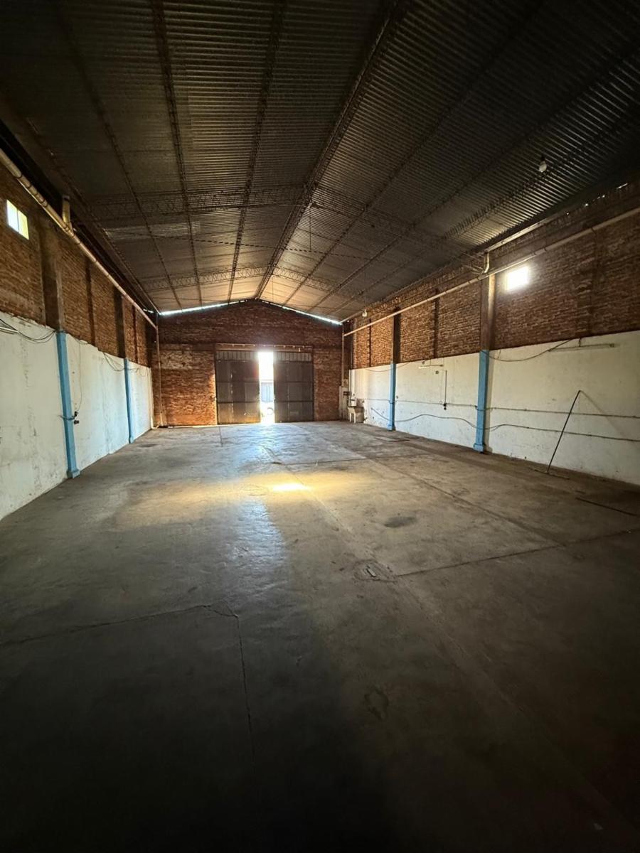 AMPLIA PROPIEDAD EN VENTA A PASOS DE AV.LAVALLE - GALPÓN DE 300M2 APROX . - 5