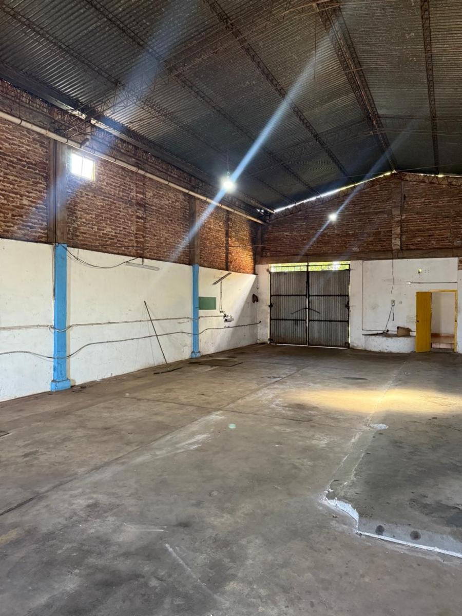 AMPLIA PROPIEDAD EN VENTA A PASOS DE AV.LAVALLE - GALPÓN DE 300M2 APROX . - 6