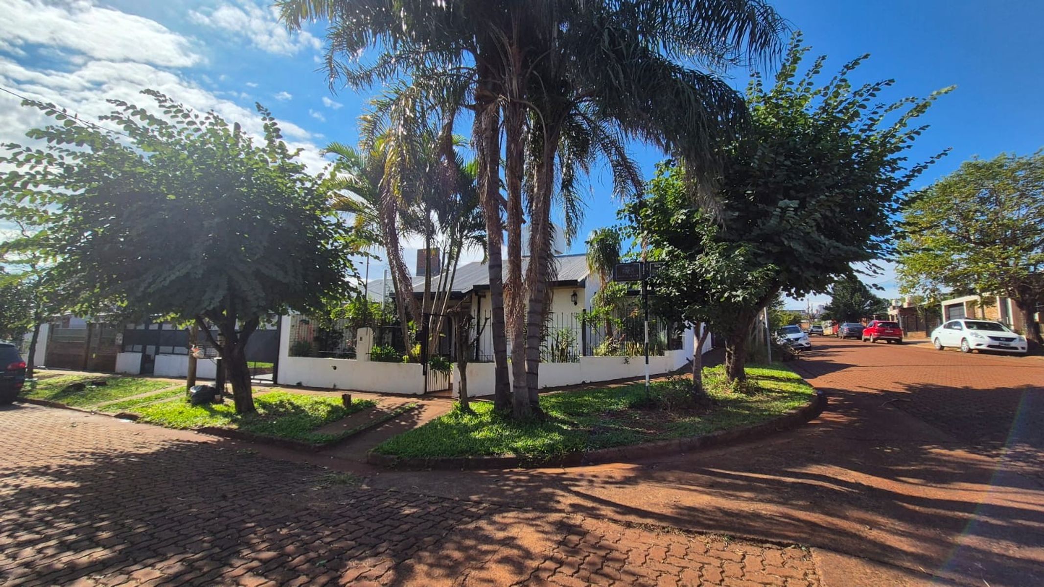 PRECIOSA PROPIEDAD EN VENTA EN ESQUINA - BARRIO SANTAHELENA.-GARUPÁ.APTA CRÉDITO HIPOTECARIO.