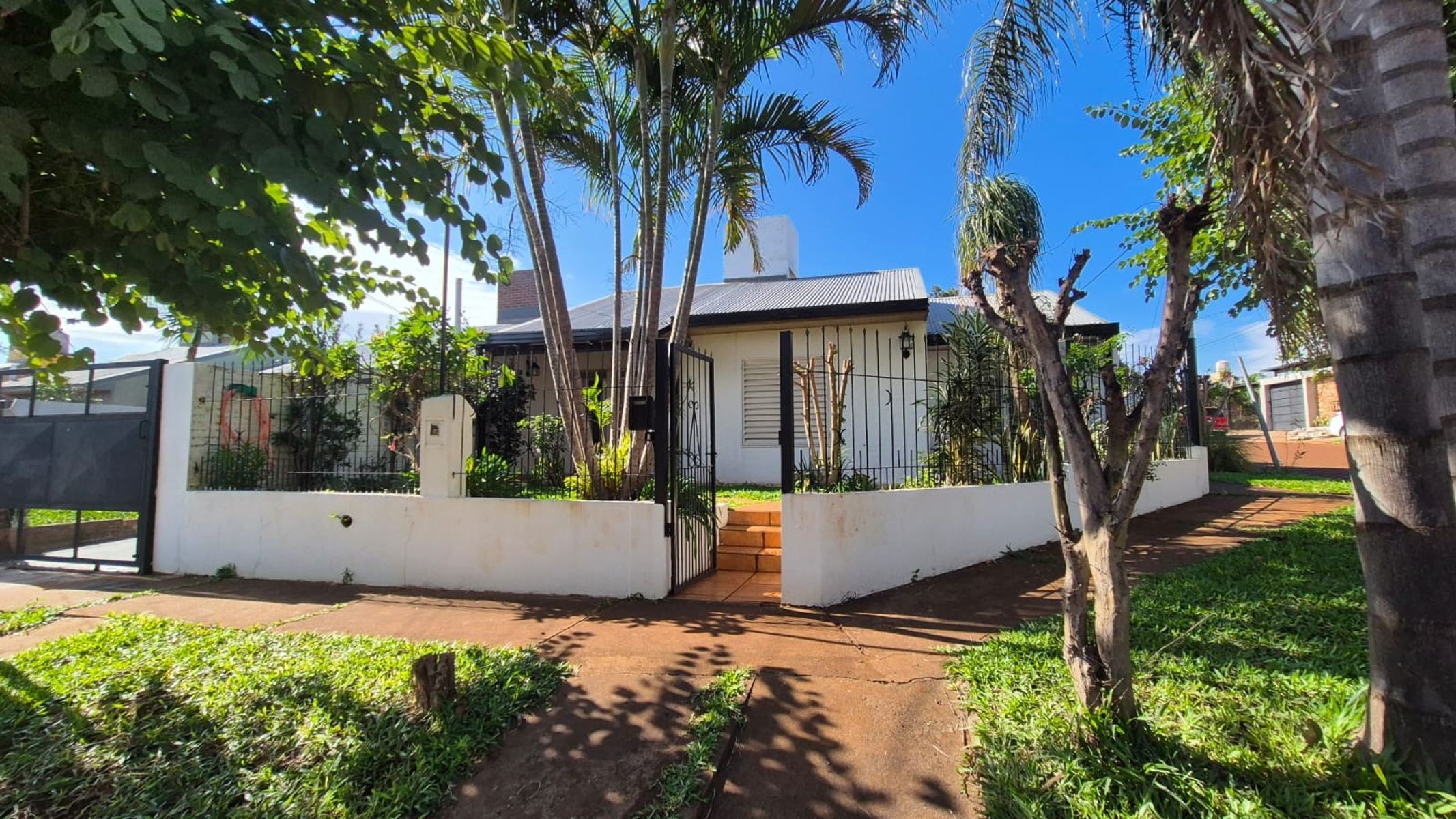 PRECIOSA PROPIEDAD EN VENTA EN ESQUINA - BARRIO SANTAHELENA.-GARUPÁ.APTA CRÉDITO HIPOTECARIO. — foto 2