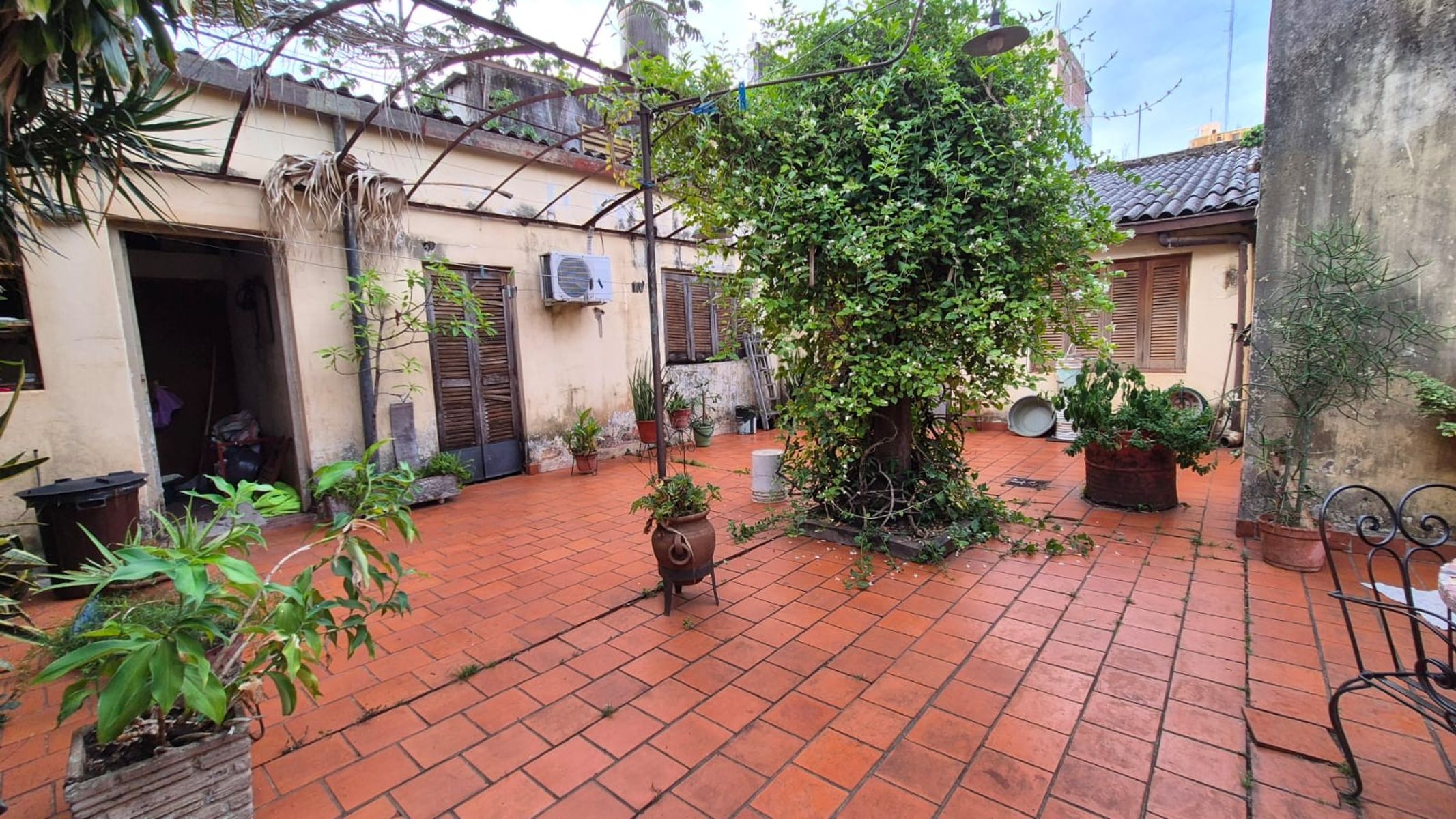 CASA EN VENTA SOBRE CALLE BELGRANO. EXCELENTE OPORTUNIDAD.