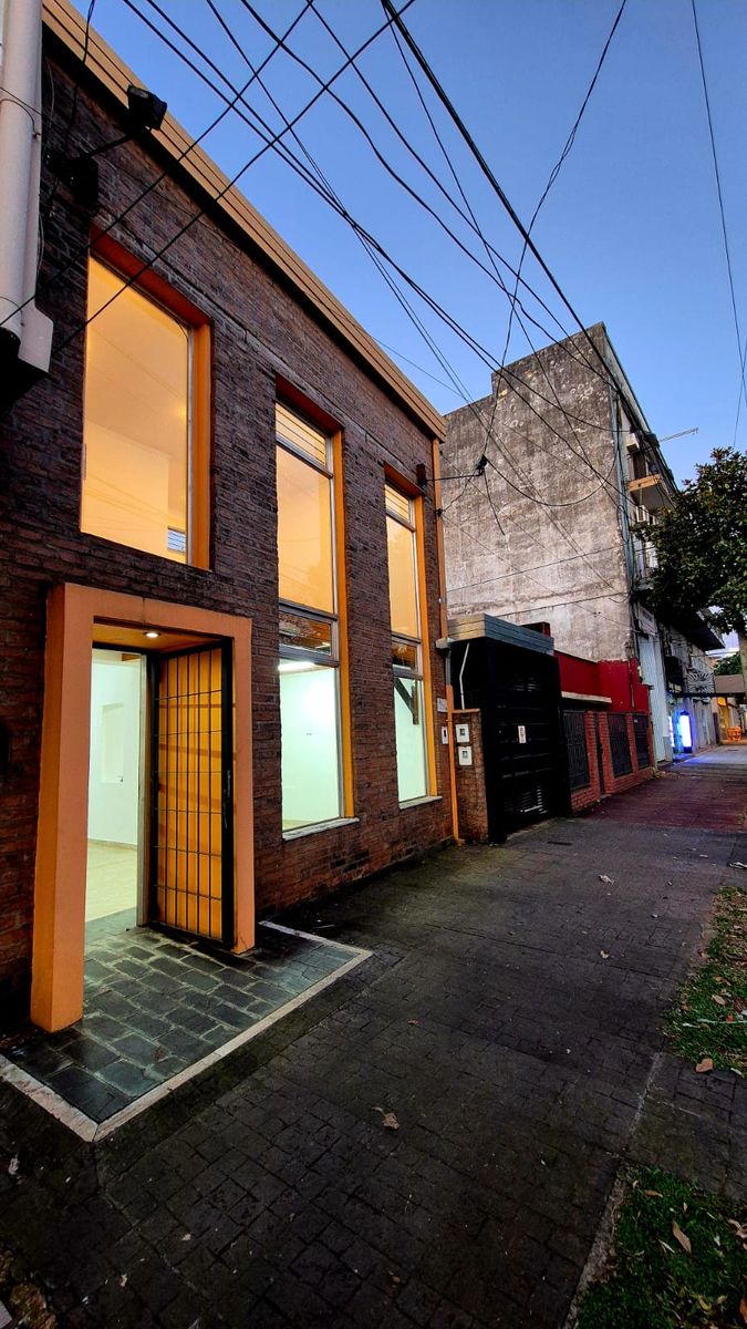 LOCAL COMERCIAL EN VENTA EXCLUSIVA UBICACIÓN.- OPORTUNIDAD - 2